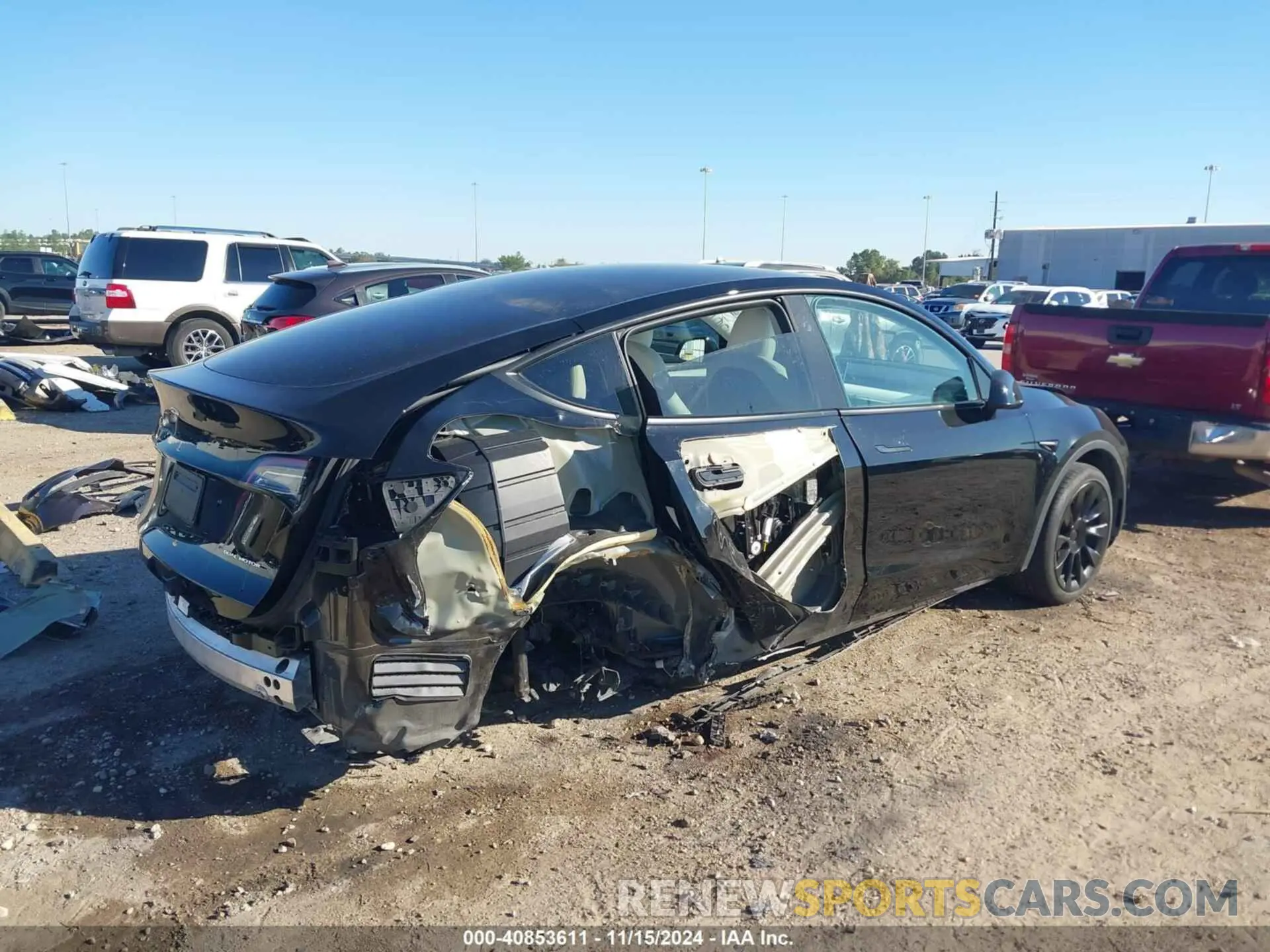 4 Photograph of a damaged car 7SAYGDEE8RA222844 TESLA MODEL Y 2024