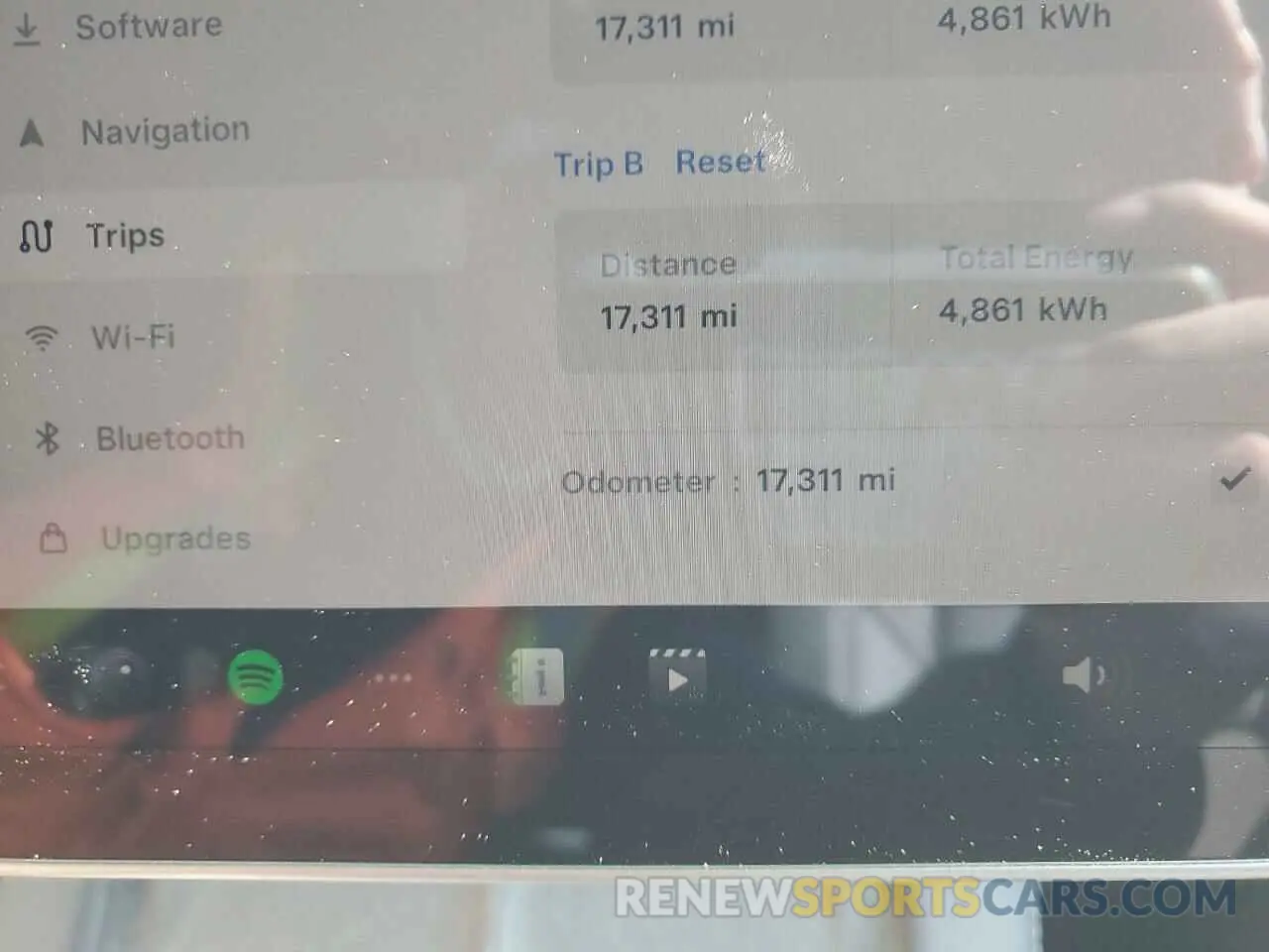 9 Photograph of a damaged car 7SAYGDEE8RA225436 TESLA MODEL Y 2024