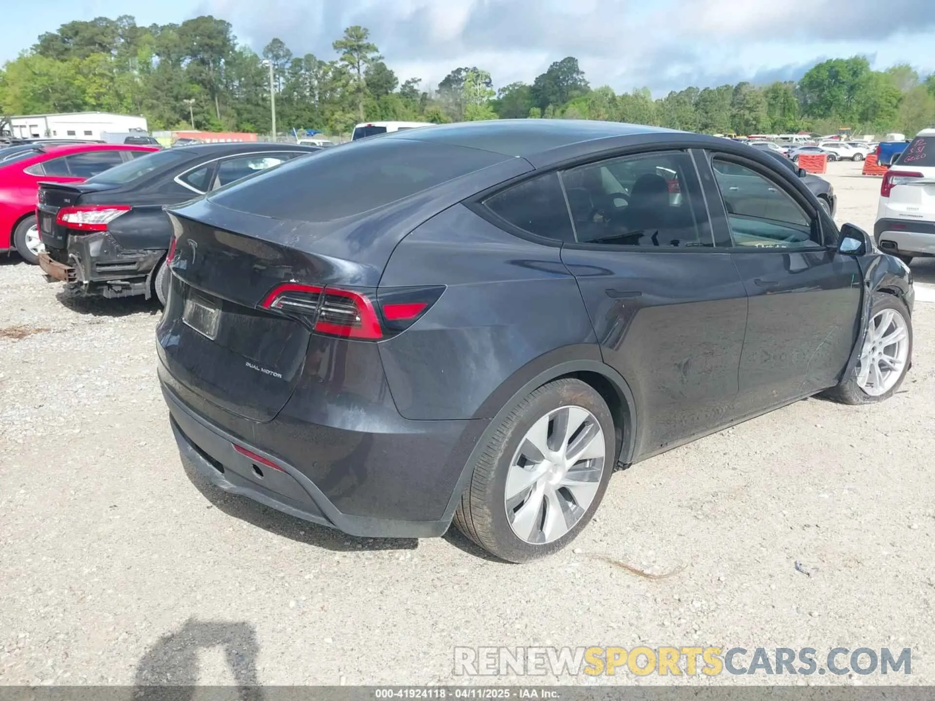 4 Photograph of a damaged car 7SAYGDEE8RA229972 TESLA MODEL Y 2024