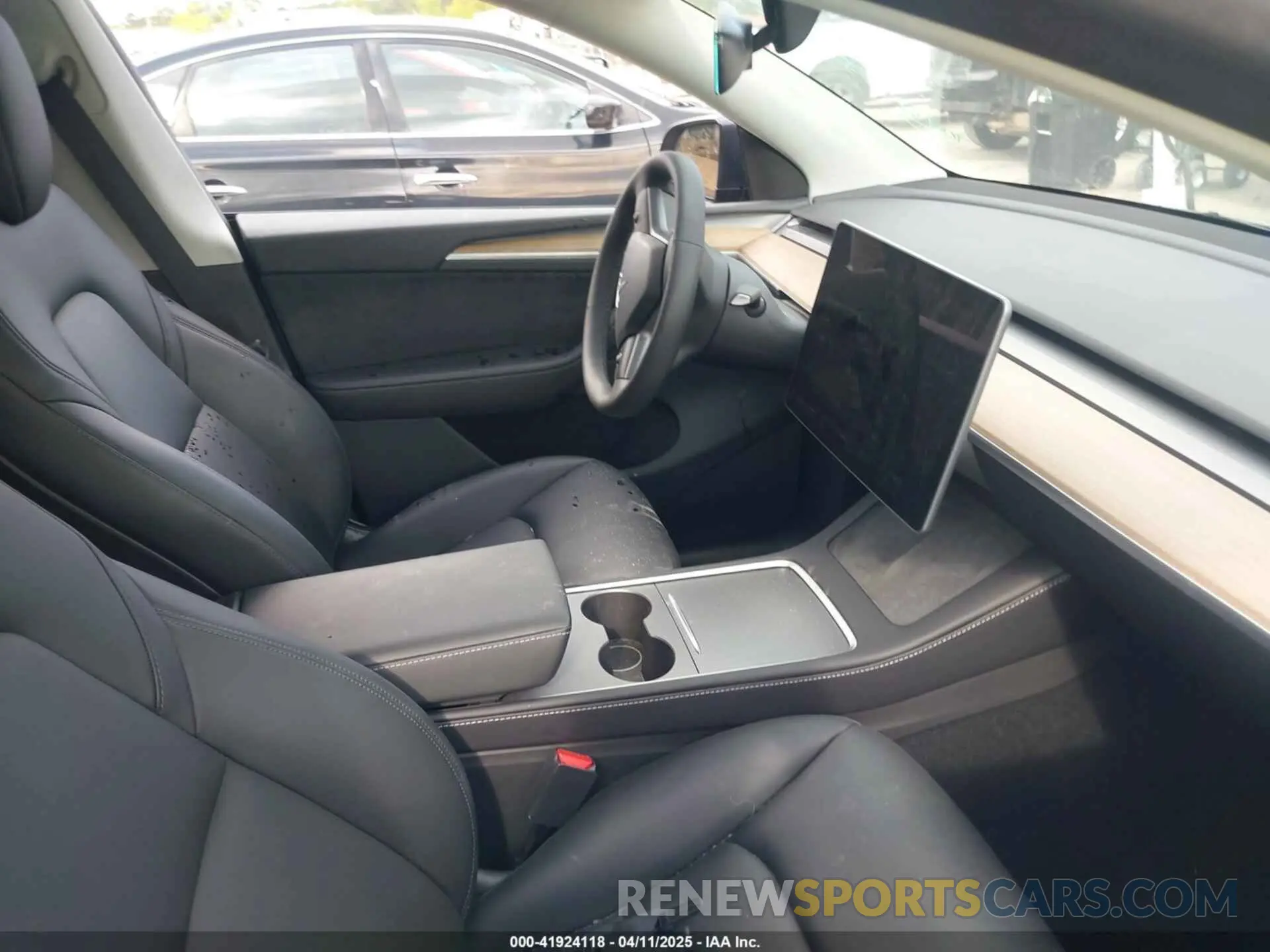 5 Photograph of a damaged car 7SAYGDEE8RA229972 TESLA MODEL Y 2024