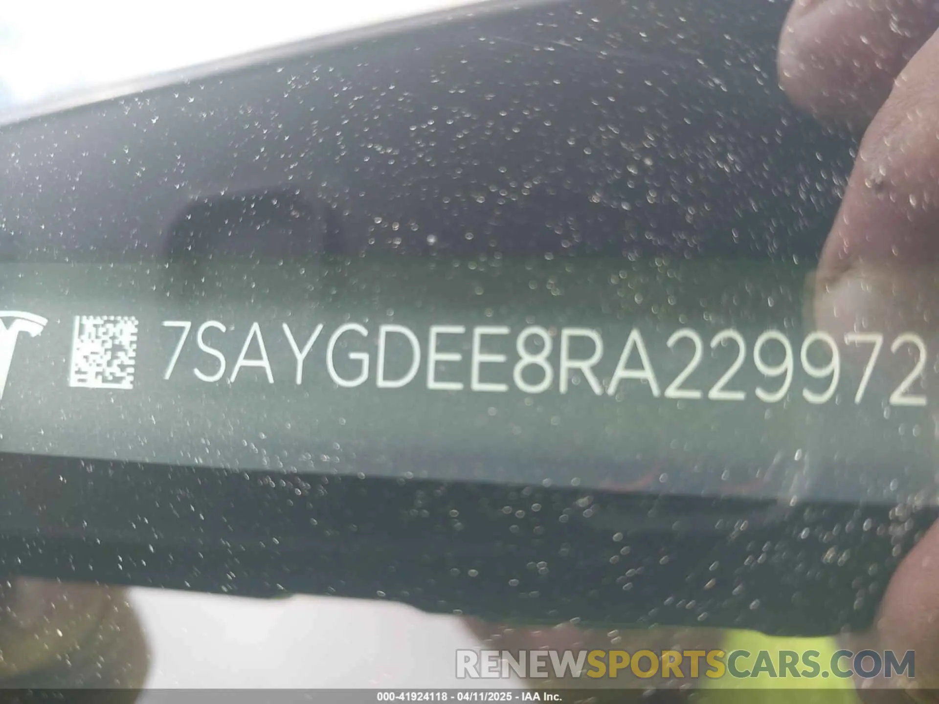 9 Photograph of a damaged car 7SAYGDEE8RA229972 TESLA MODEL Y 2024