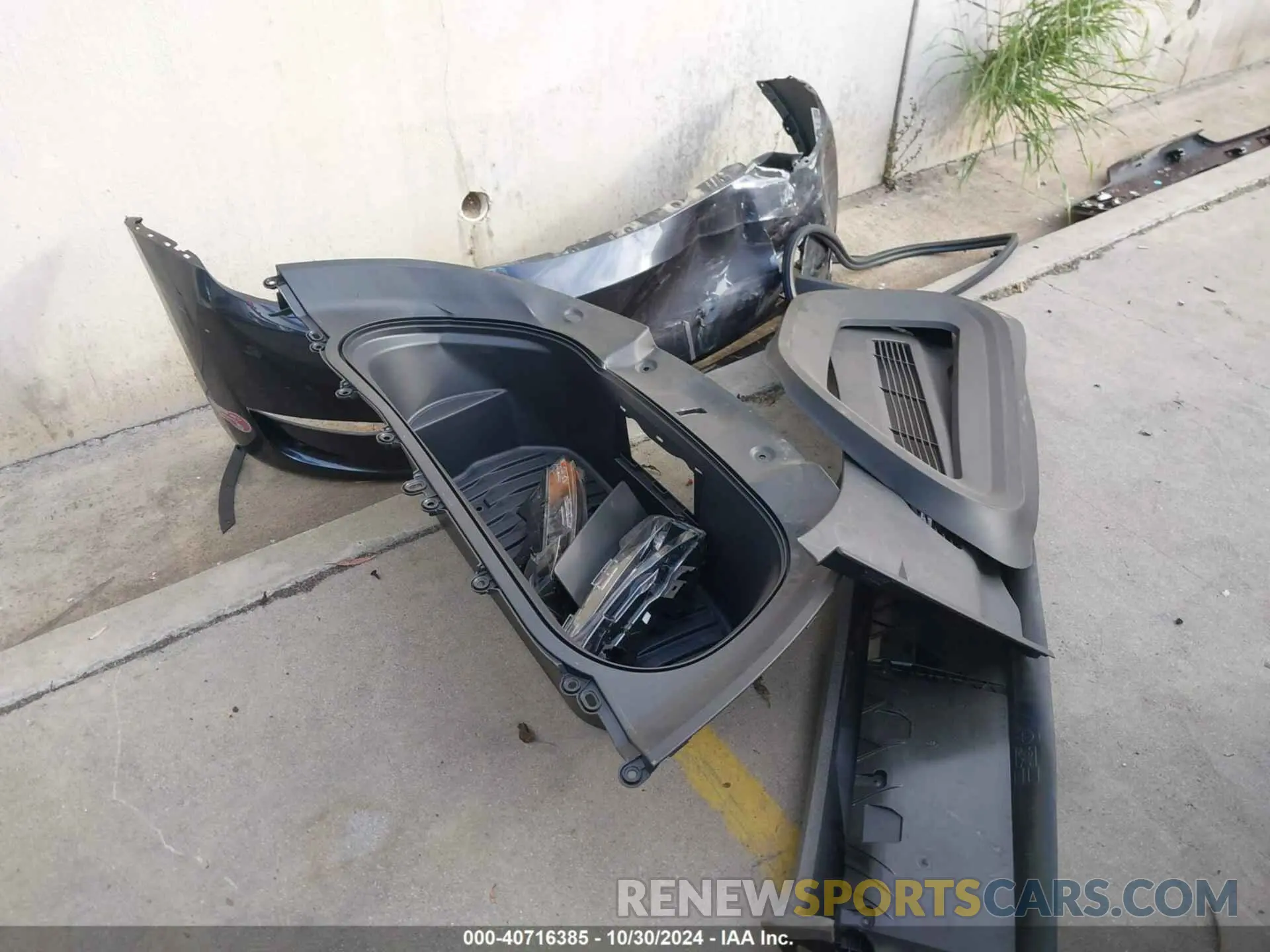 12 Photograph of a damaged car 7SAYGDEE8RA231477 TESLA MODEL Y 2024