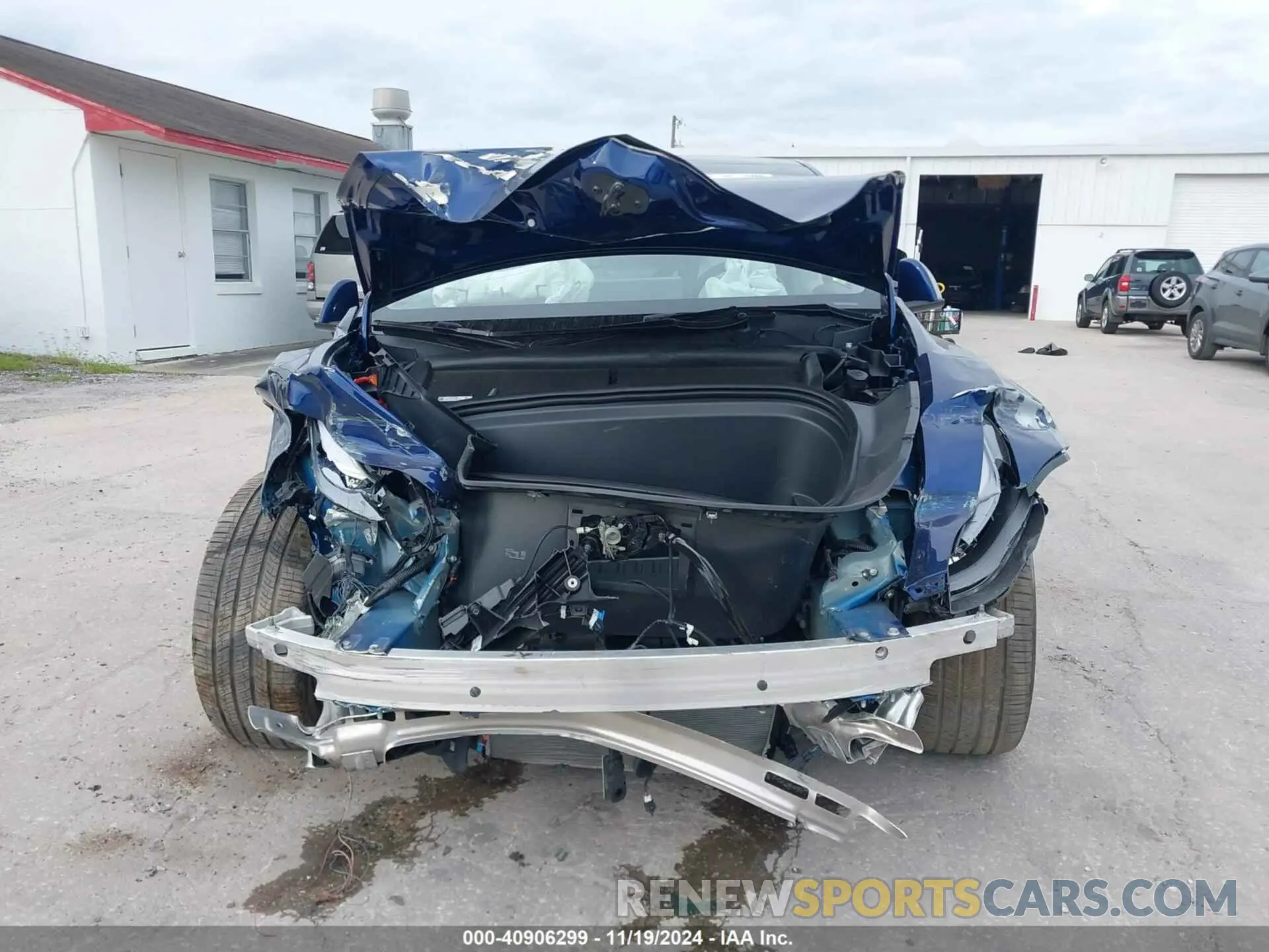 11 Photograph of a damaged car 7SAYGDEE8RA252538 TESLA MODEL Y 2024