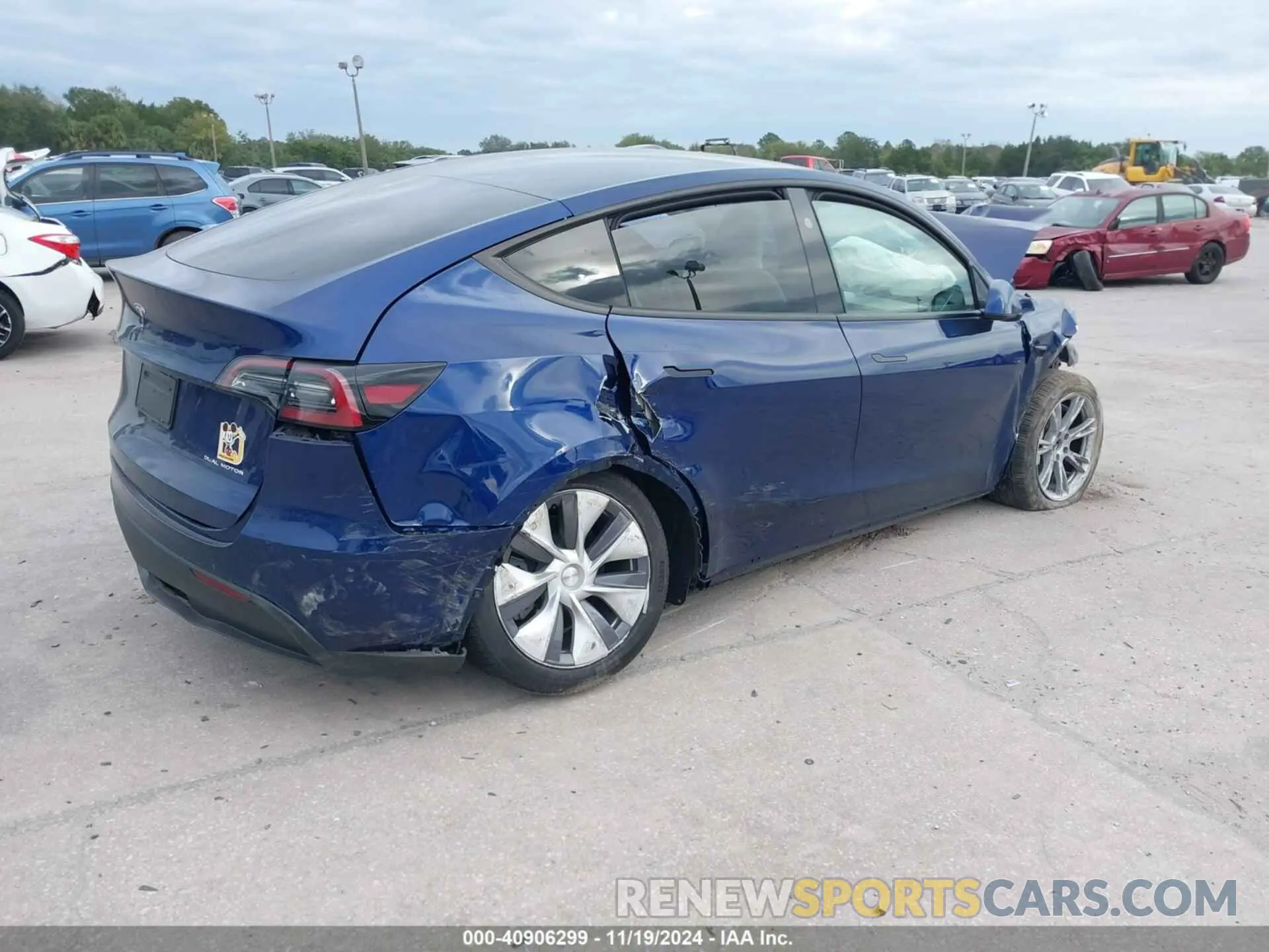 4 Photograph of a damaged car 7SAYGDEE8RA252538 TESLA MODEL Y 2024