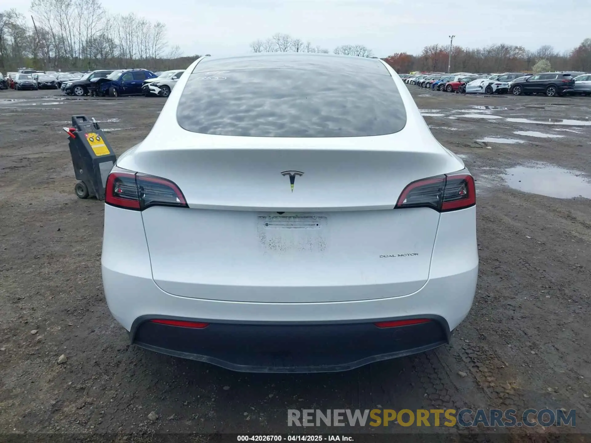 16 Photograph of a damaged car 7SAYGDEE8RA255598 TESLA MODEL Y 2024