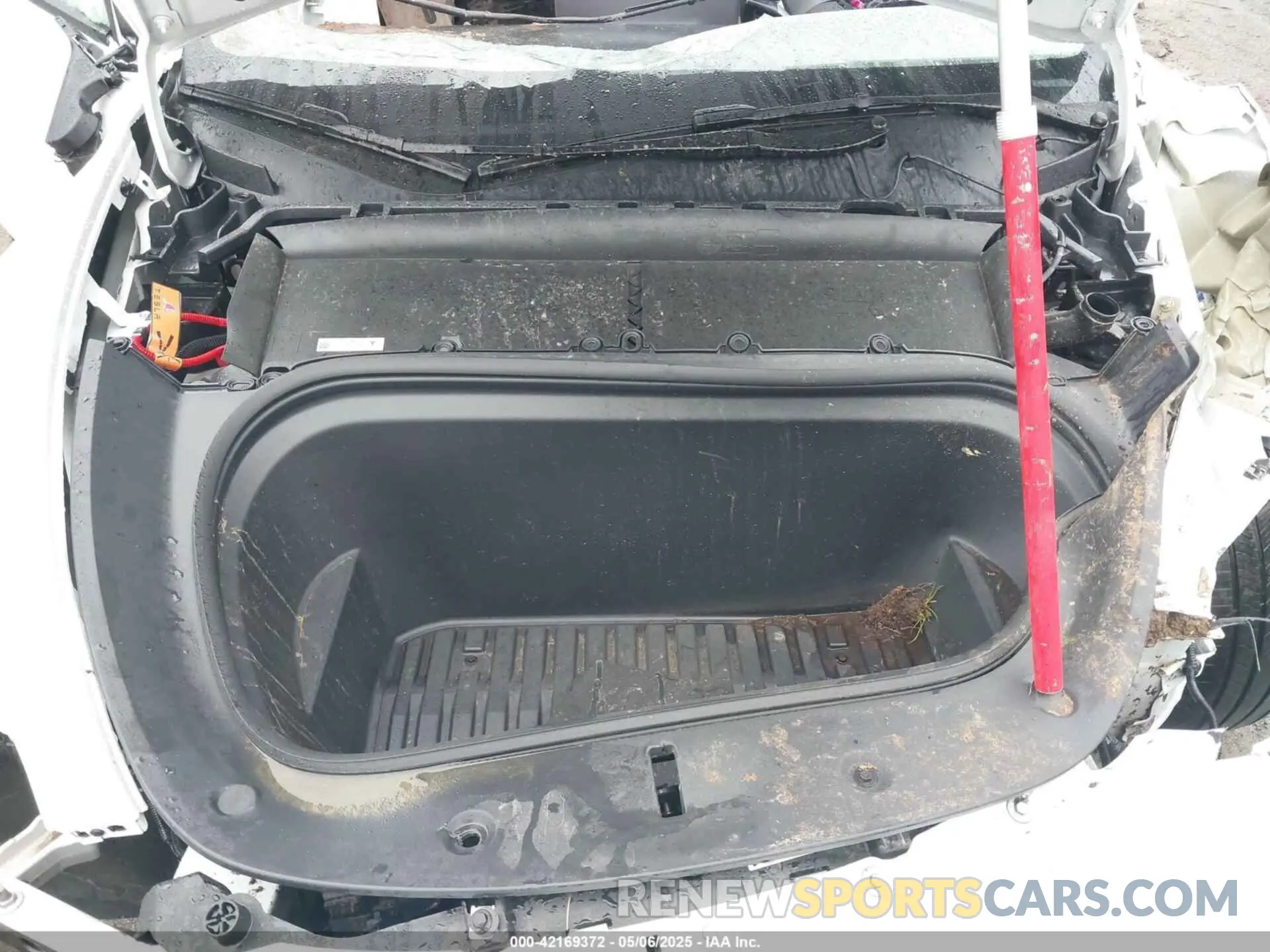 10 Photograph of a damaged car 7SAYGDEE8RA258565 TESLA MODEL Y 2024