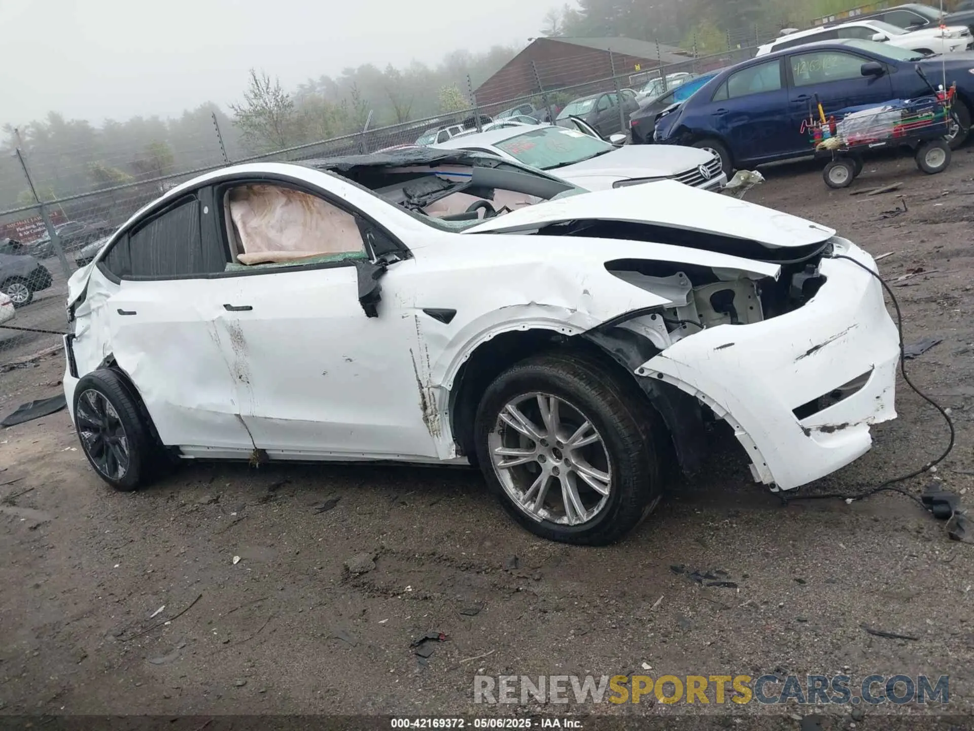 13 Photograph of a damaged car 7SAYGDEE8RA258565 TESLA MODEL Y 2024
