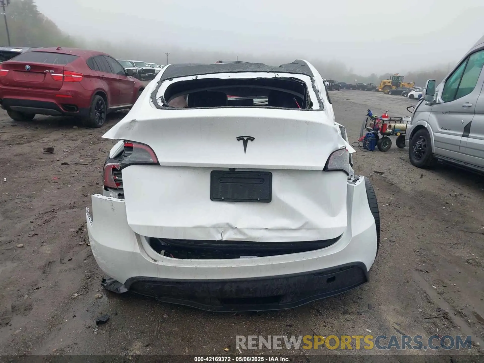 16 Photograph of a damaged car 7SAYGDEE8RA258565 TESLA MODEL Y 2024