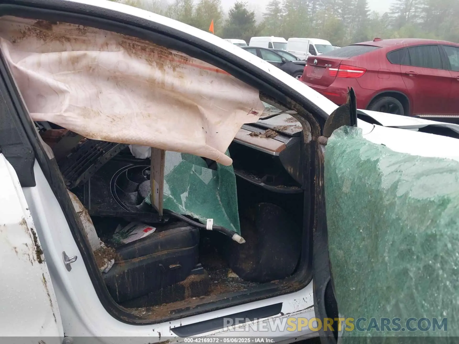 5 Photograph of a damaged car 7SAYGDEE8RA258565 TESLA MODEL Y 2024