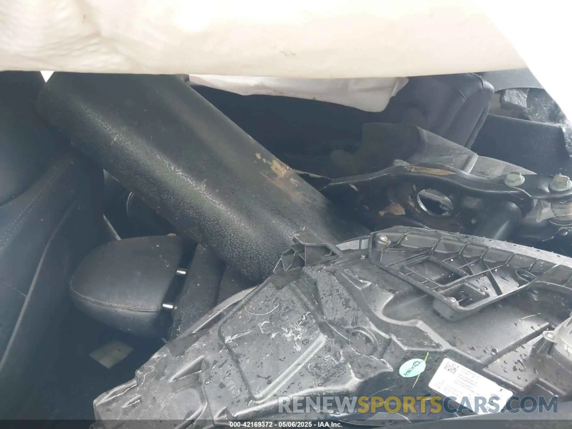 8 Photograph of a damaged car 7SAYGDEE8RA258565 TESLA MODEL Y 2024