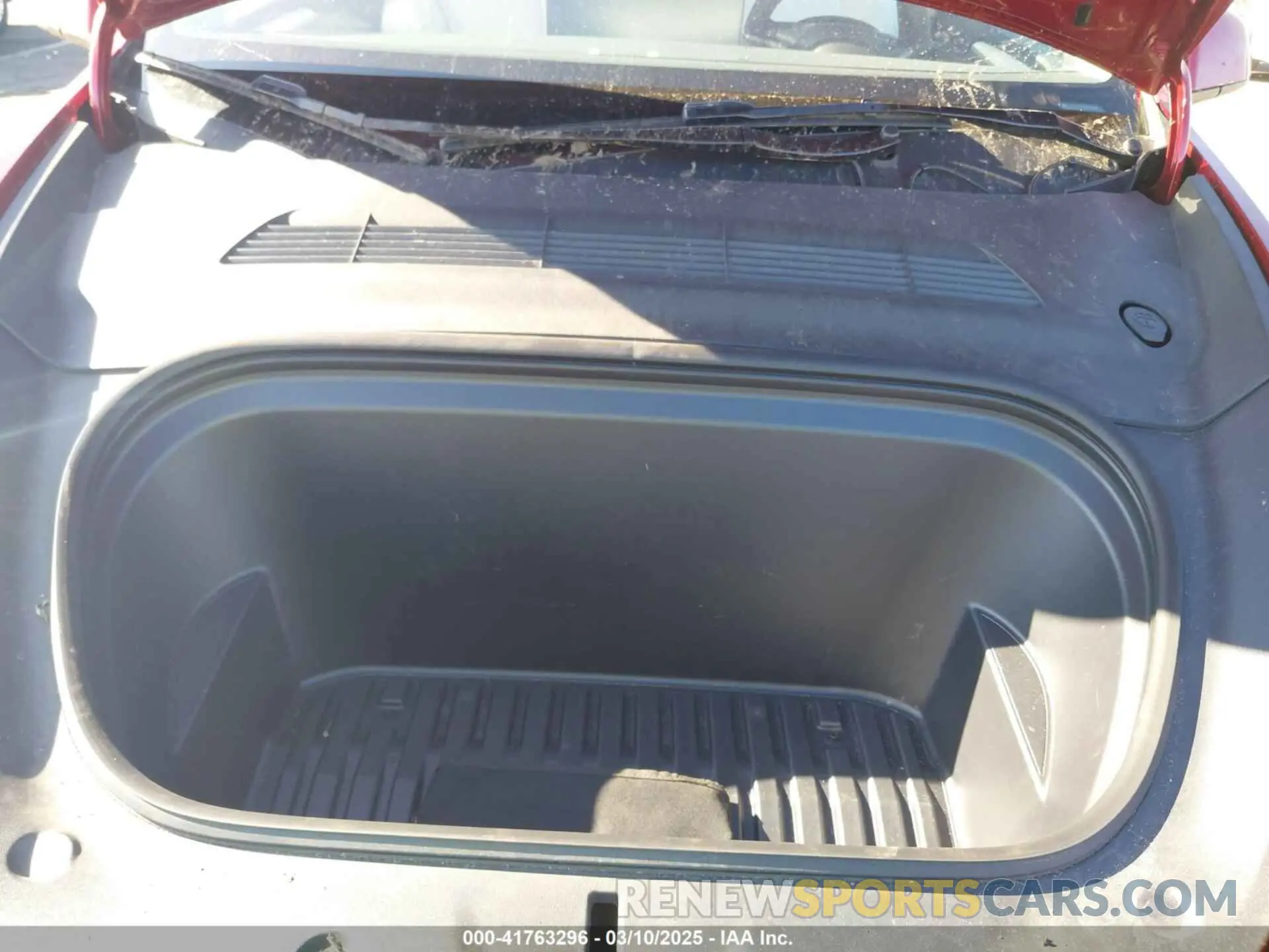 10 Photograph of a damaged car 7SAYGDEE8RA259585 TESLA MODEL Y 2024