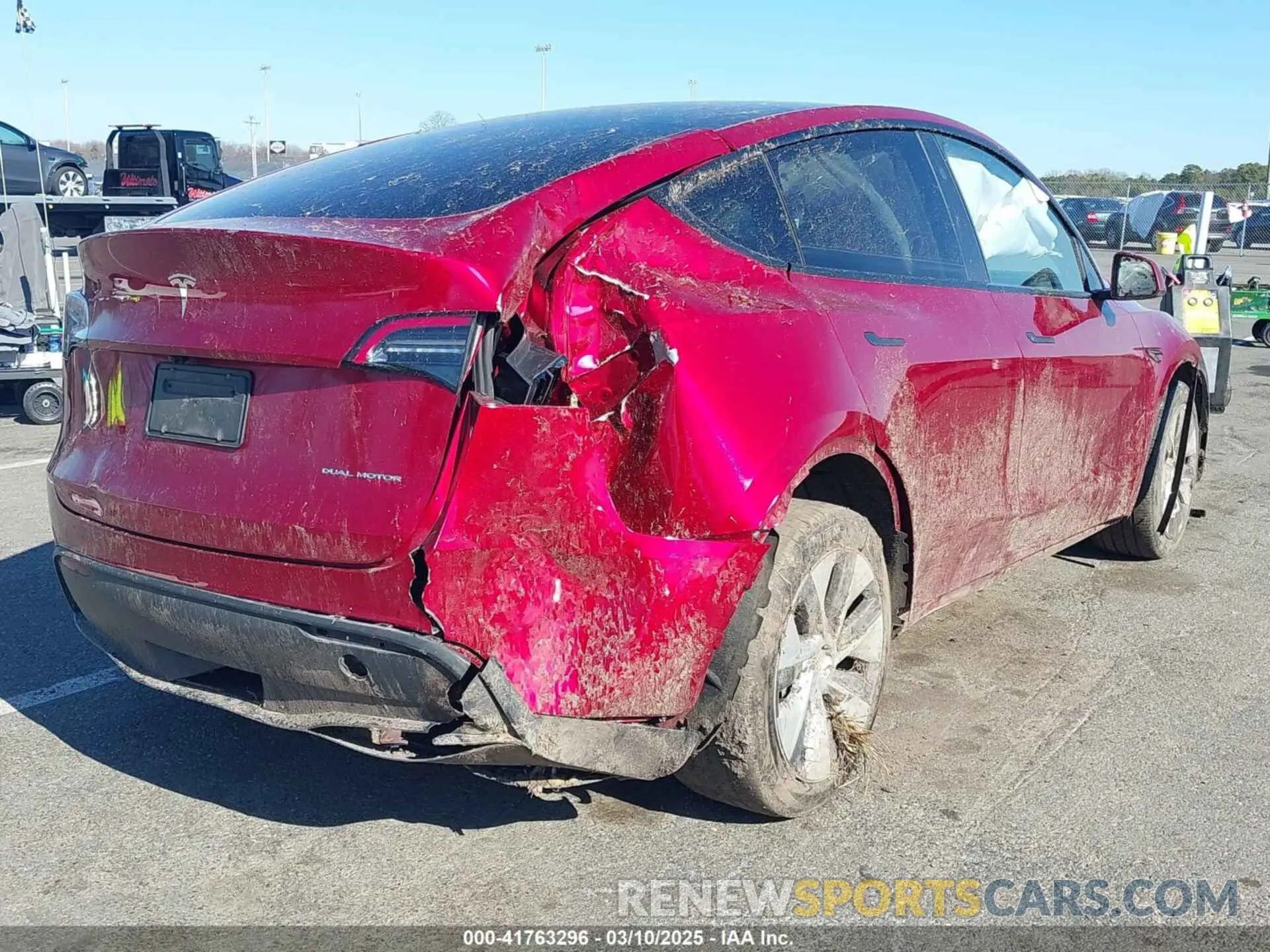 4 Photograph of a damaged car 7SAYGDEE8RA259585 TESLA MODEL Y 2024