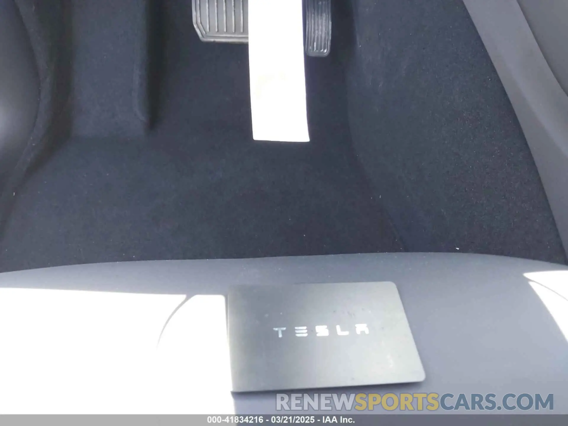 11 Photograph of a damaged car 7SAYGDEE8RA262082 TESLA MODEL Y 2024