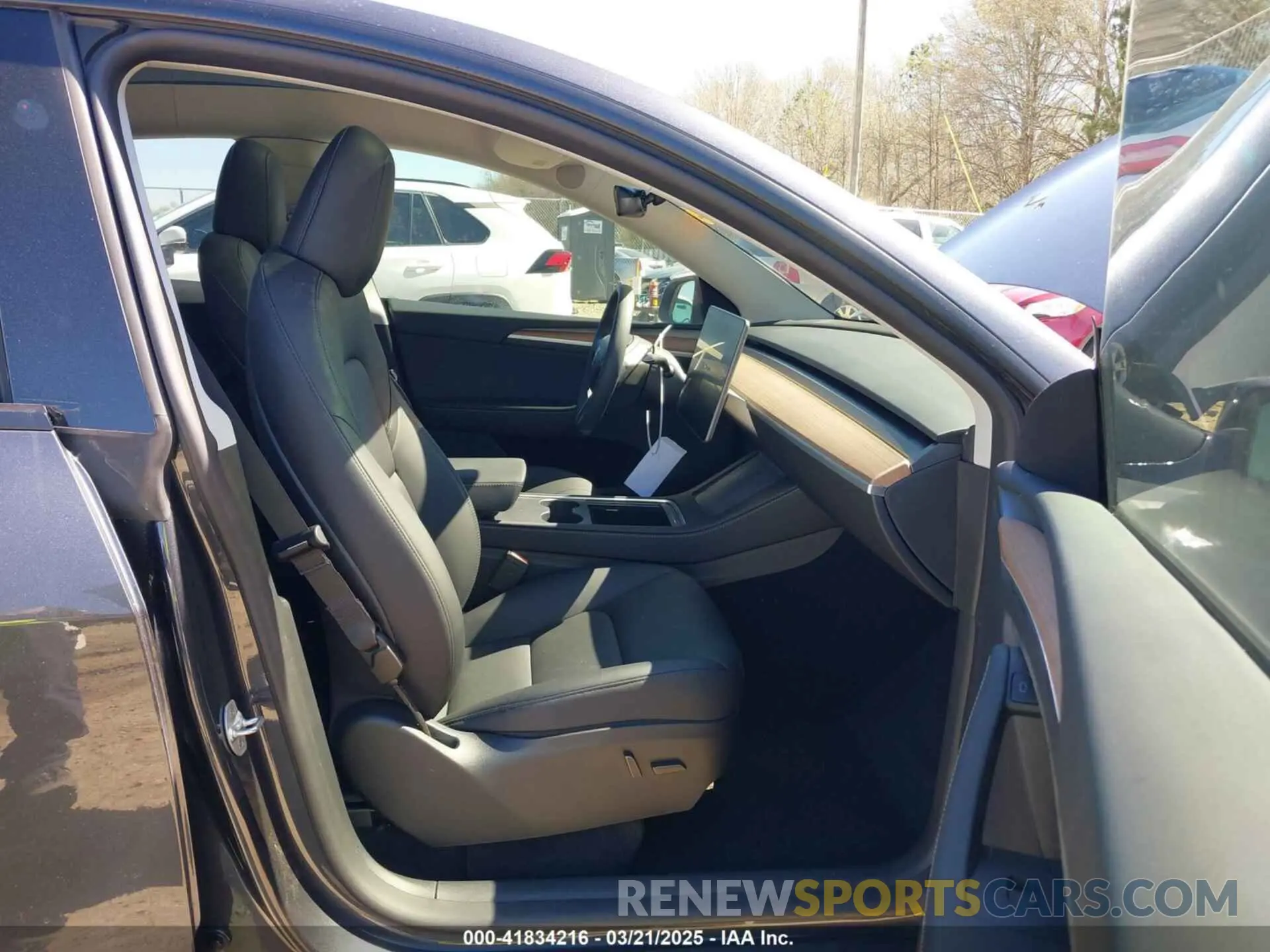 5 Photograph of a damaged car 7SAYGDEE8RA262082 TESLA MODEL Y 2024