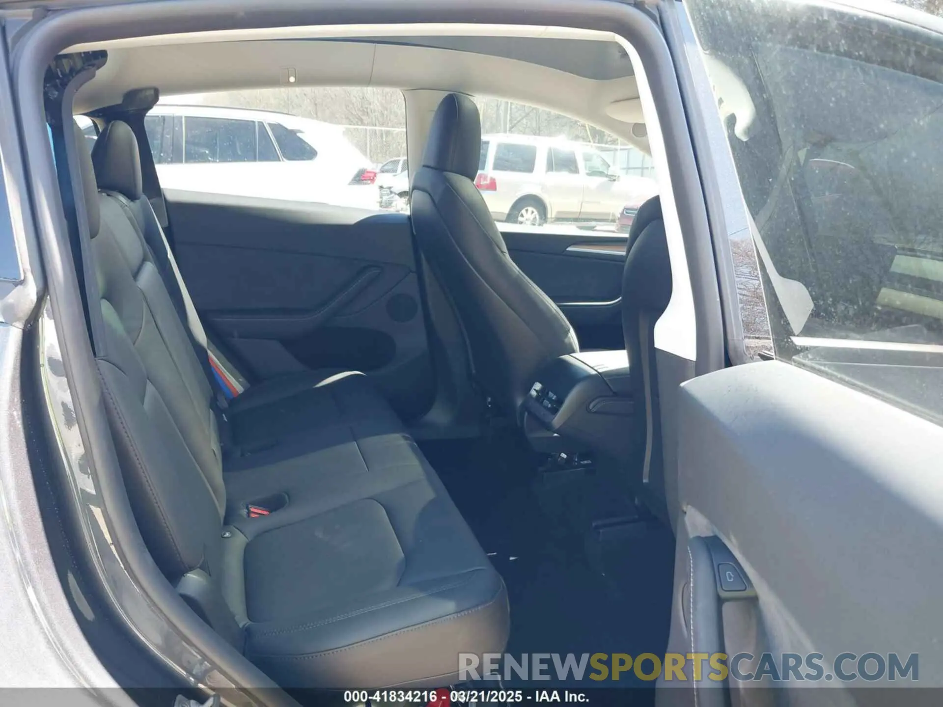 8 Photograph of a damaged car 7SAYGDEE8RA262082 TESLA MODEL Y 2024