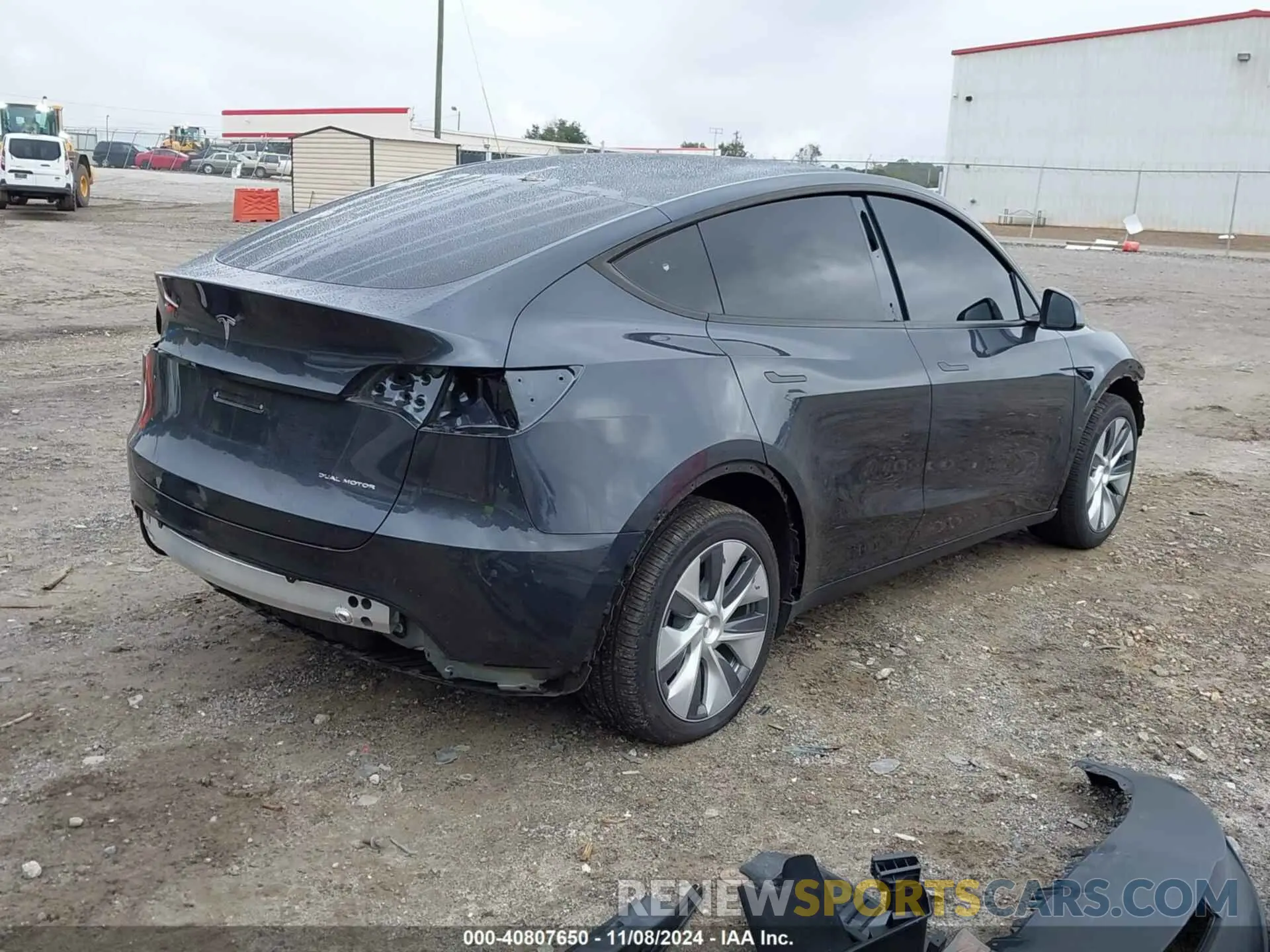 4 Photograph of a damaged car 7SAYGDEE8RA275298 TESLA MODEL Y 2024