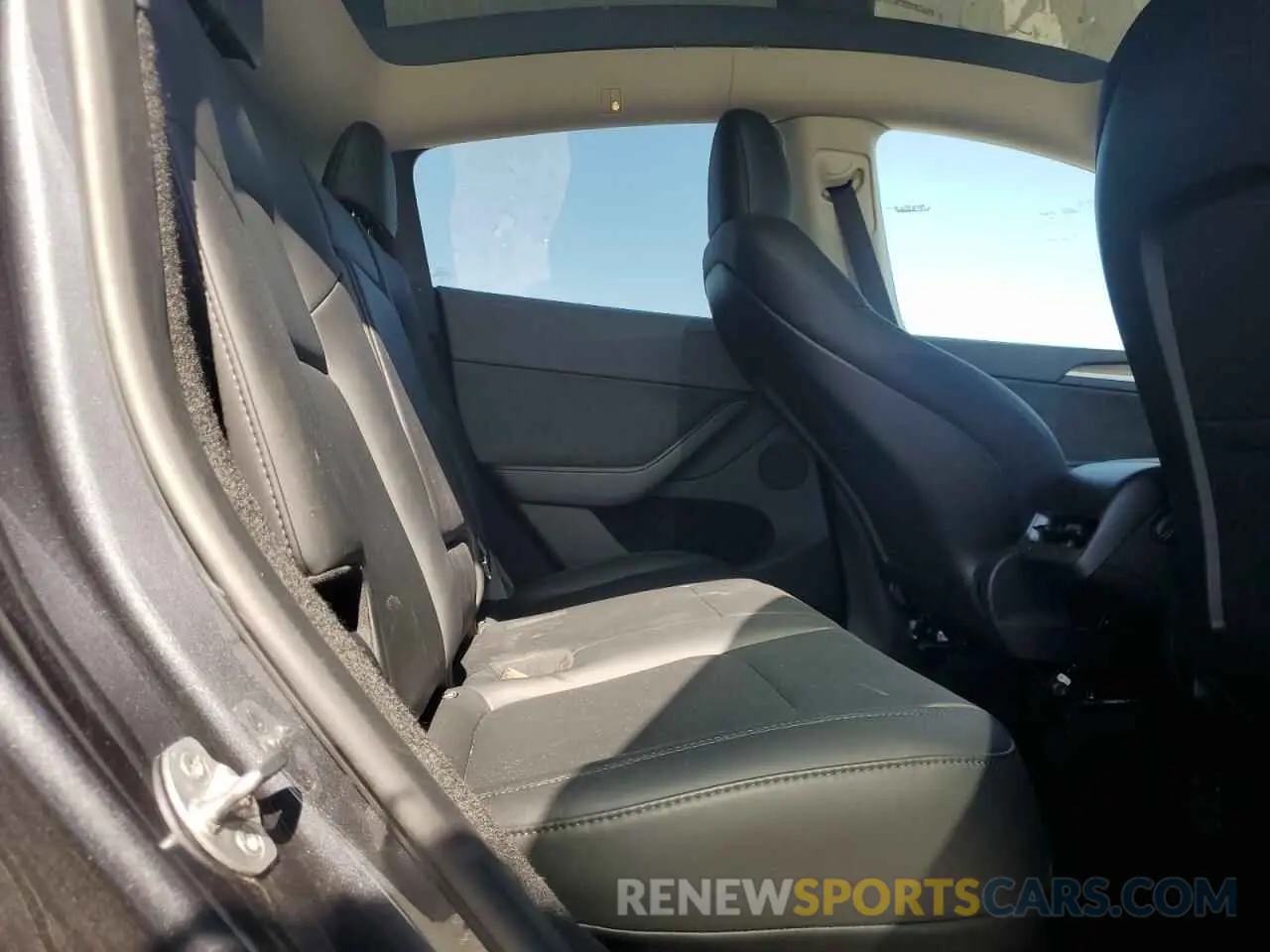 10 Photograph of a damaged car 7SAYGDEE8RA276936 TESLA MODEL Y 2024