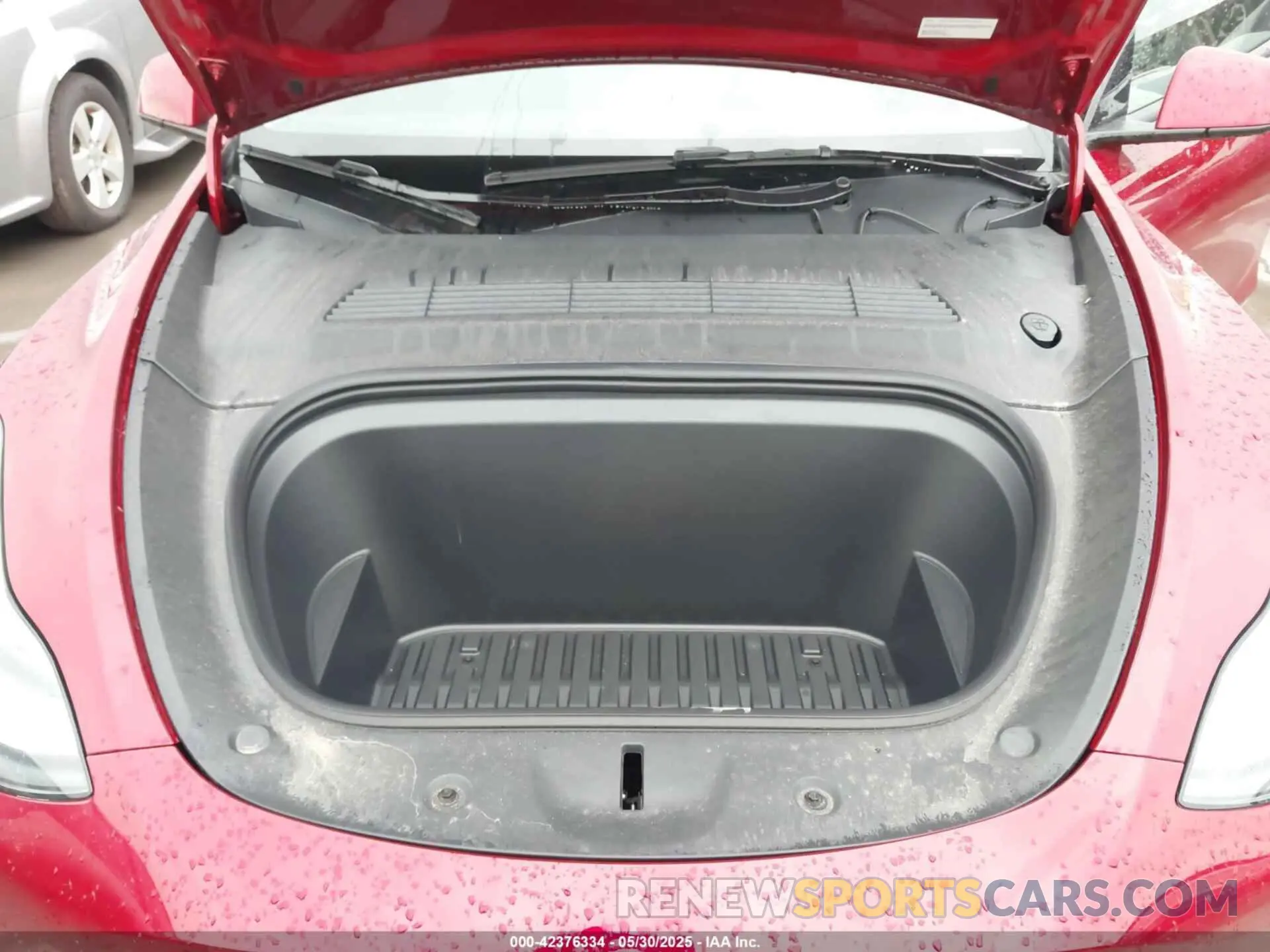 10 Photograph of a damaged car 7SAYGDEE8RA276970 TESLA MODEL Y 2024
