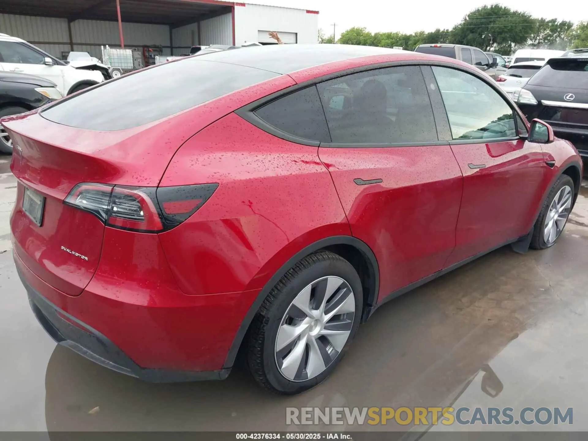 4 Photograph of a damaged car 7SAYGDEE8RA276970 TESLA MODEL Y 2024