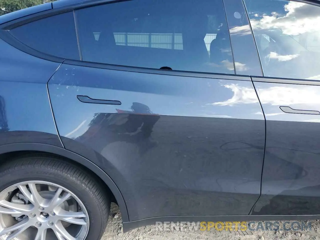 10 Photograph of a damaged car 7SAYGDEE8RA278184 TESLA MODEL Y 2024