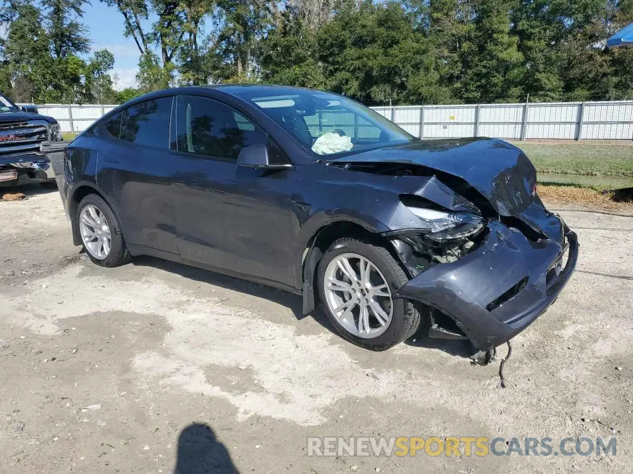 4 Photograph of a damaged car 7SAYGDEE8RA278184 TESLA MODEL Y 2024