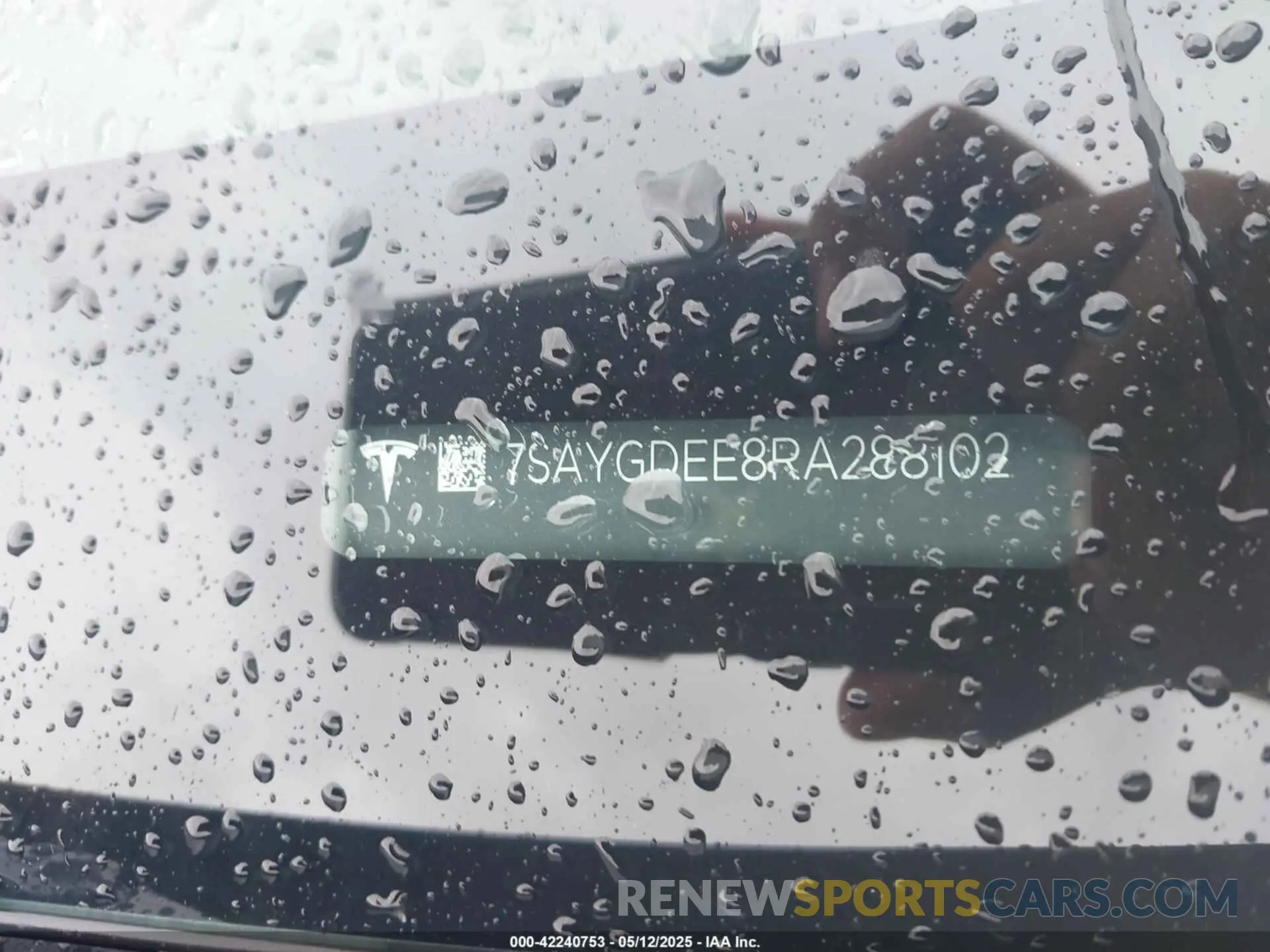 11 Photograph of a damaged car 7SAYGDEE8RA288102 TESLA MODEL Y 2024