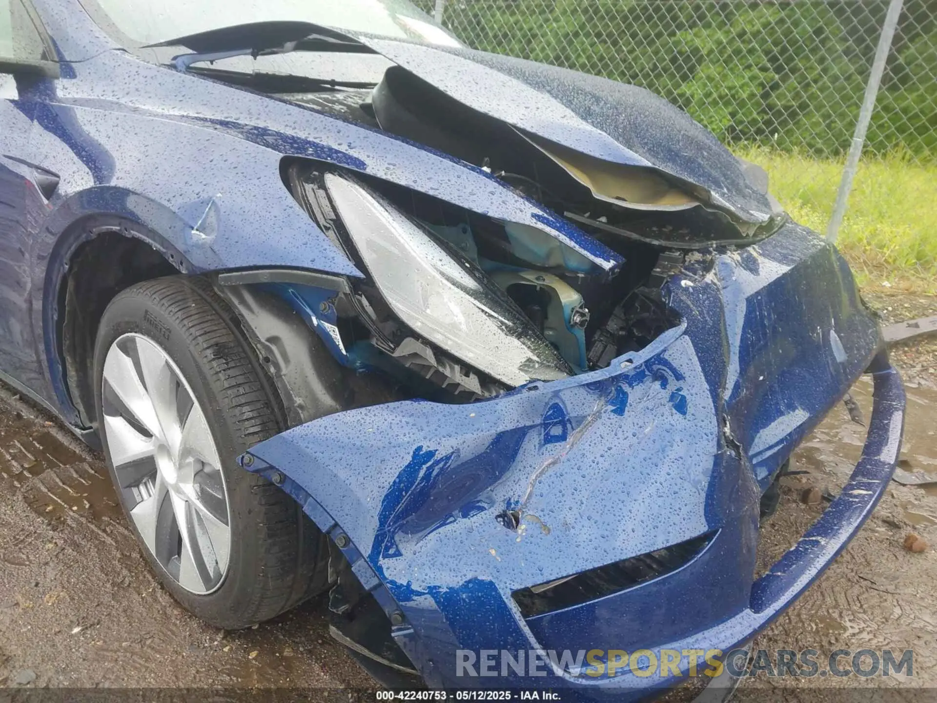 21 Photograph of a damaged car 7SAYGDEE8RA288102 TESLA MODEL Y 2024