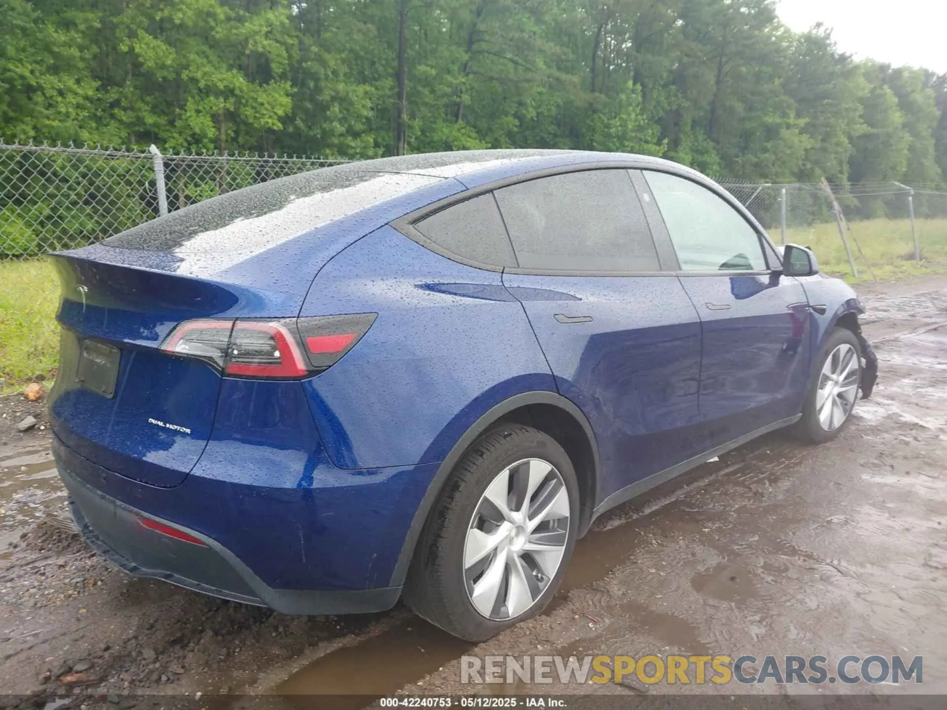 4 Photograph of a damaged car 7SAYGDEE8RA288102 TESLA MODEL Y 2024