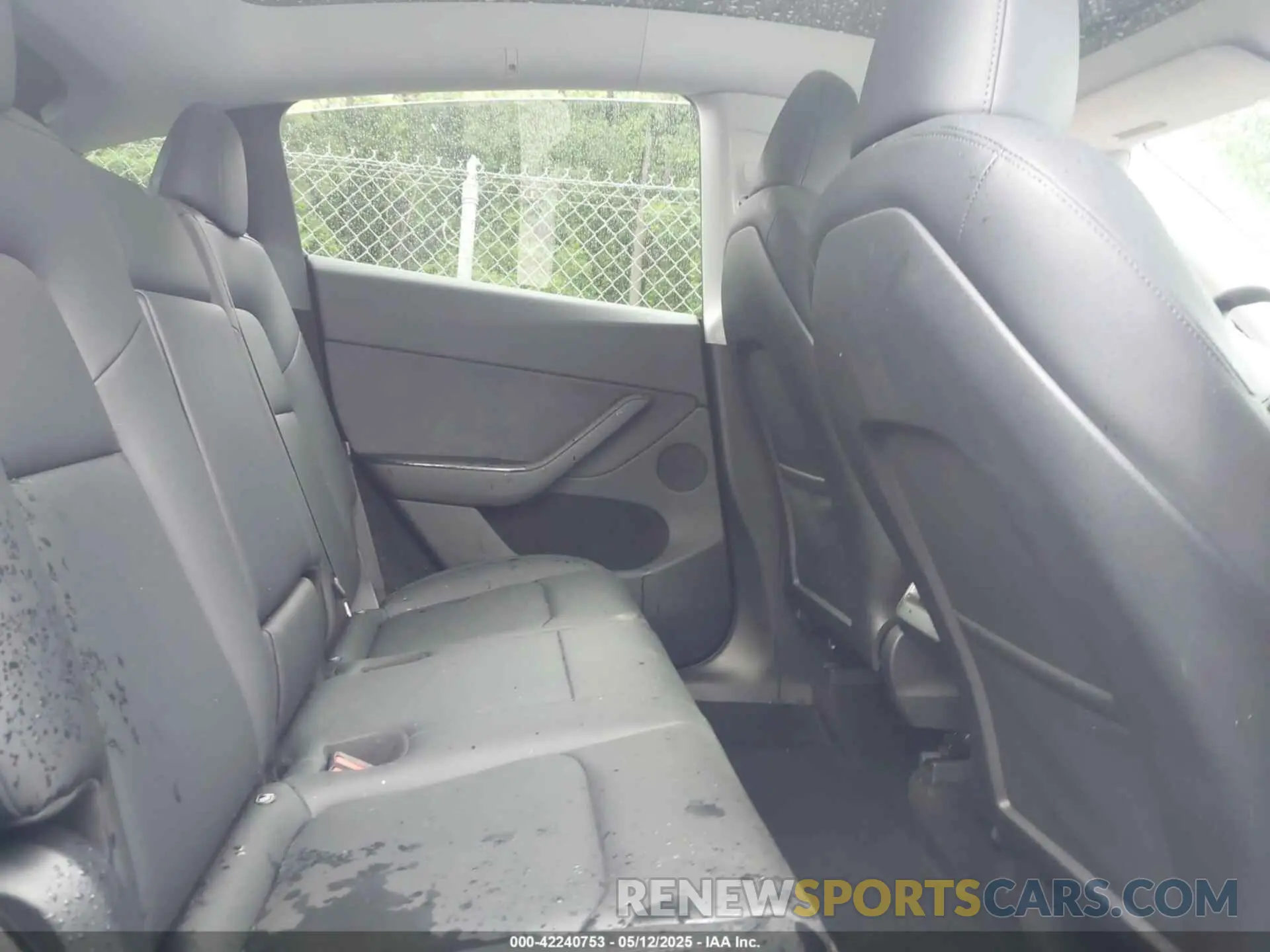 8 Photograph of a damaged car 7SAYGDEE8RA288102 TESLA MODEL Y 2024