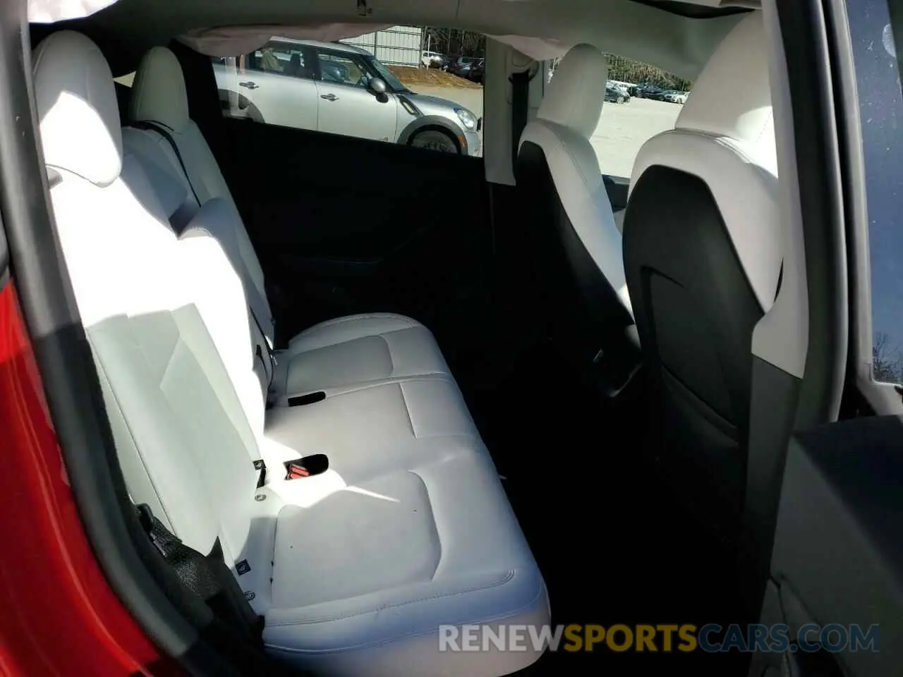 10 Photograph of a damaged car 7SAYGDEE8RA308557 TESLA MODEL Y 2024