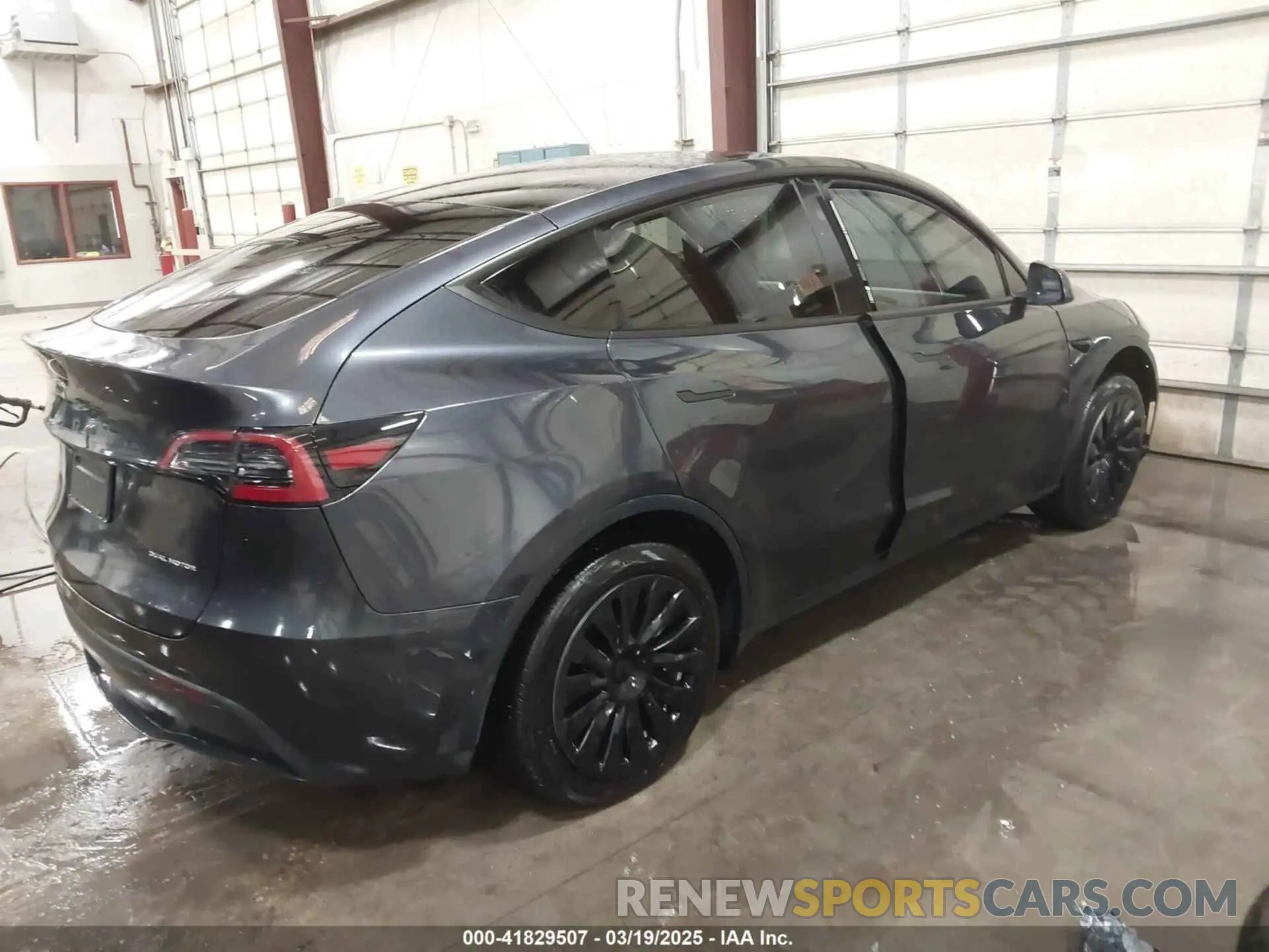 4 Photograph of a damaged car 7SAYGDEE8RF072835 TESLA MODEL Y 2024