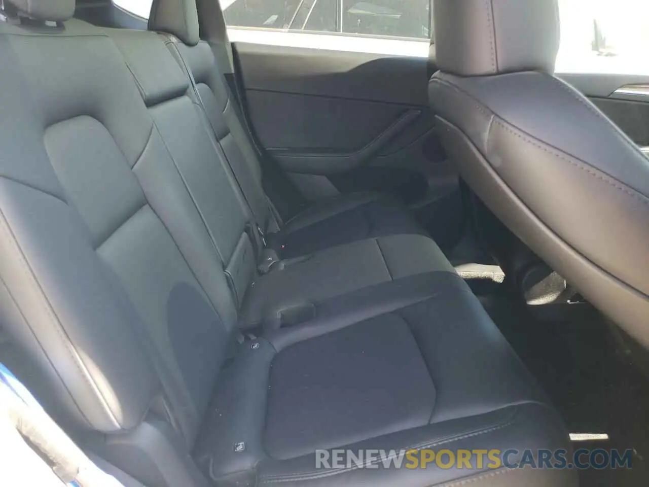 10 Photograph of a damaged car 7SAYGDEE8RF123153 TESLA MODEL Y 2024