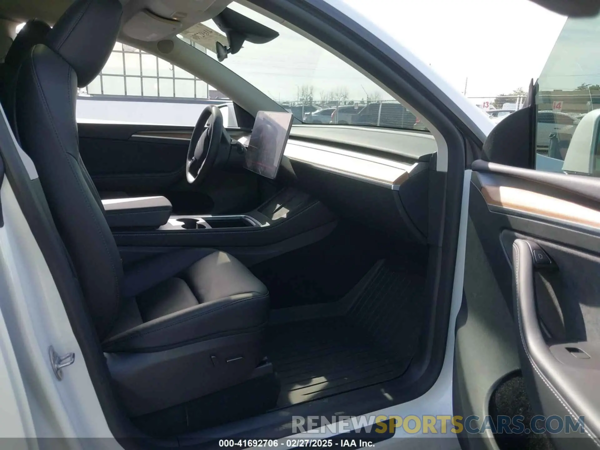 5 Photograph of a damaged car 7SAYGDEE8RF161370 TESLA MODEL Y 2024