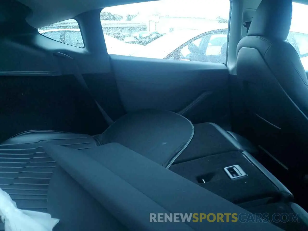 10 Photograph of a damaged car 7SAYGDEE8RF184292 TESLA MODEL Y 2024