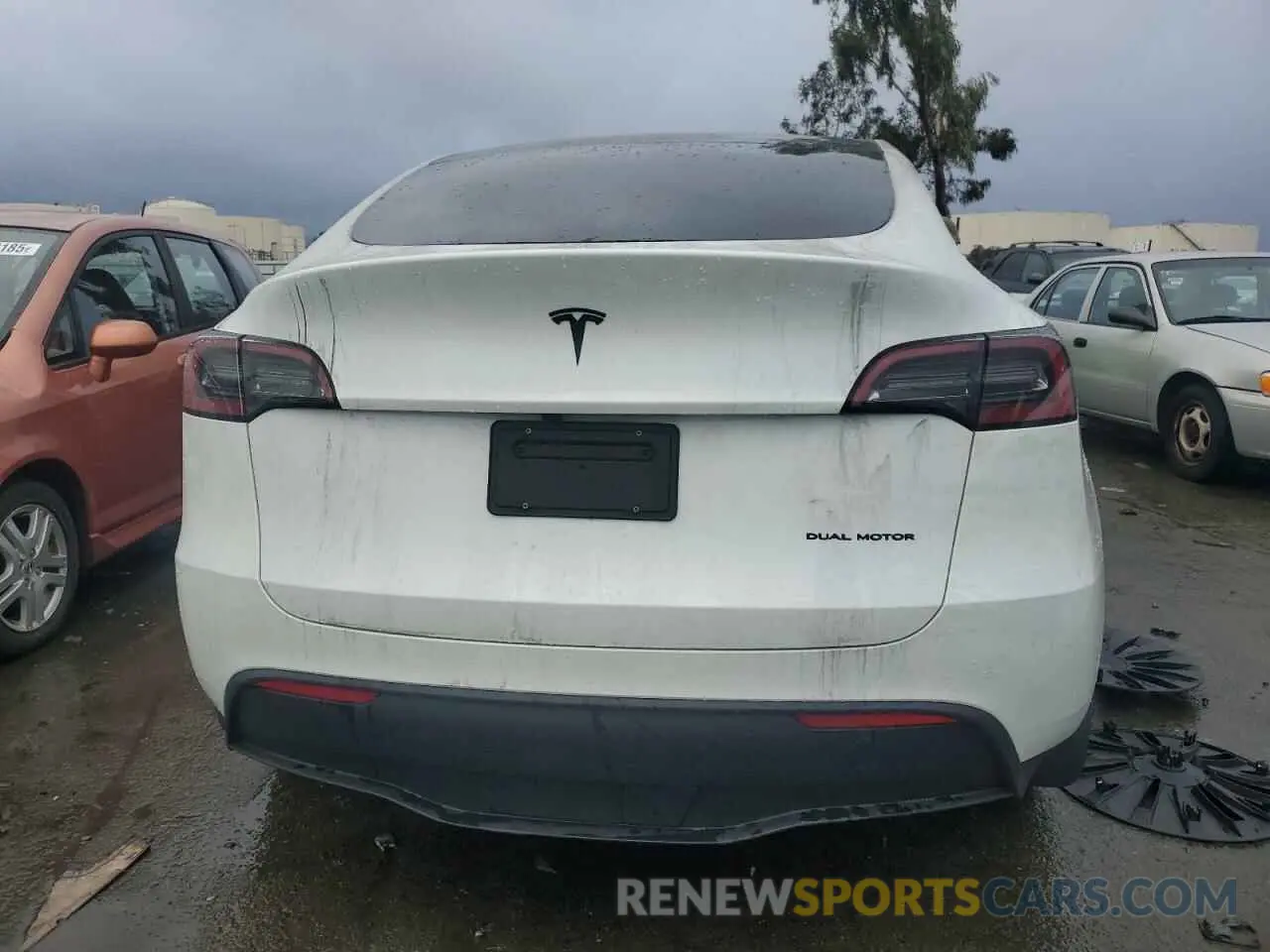 6 Photograph of a damaged car 7SAYGDEE8RF184292 TESLA MODEL Y 2024