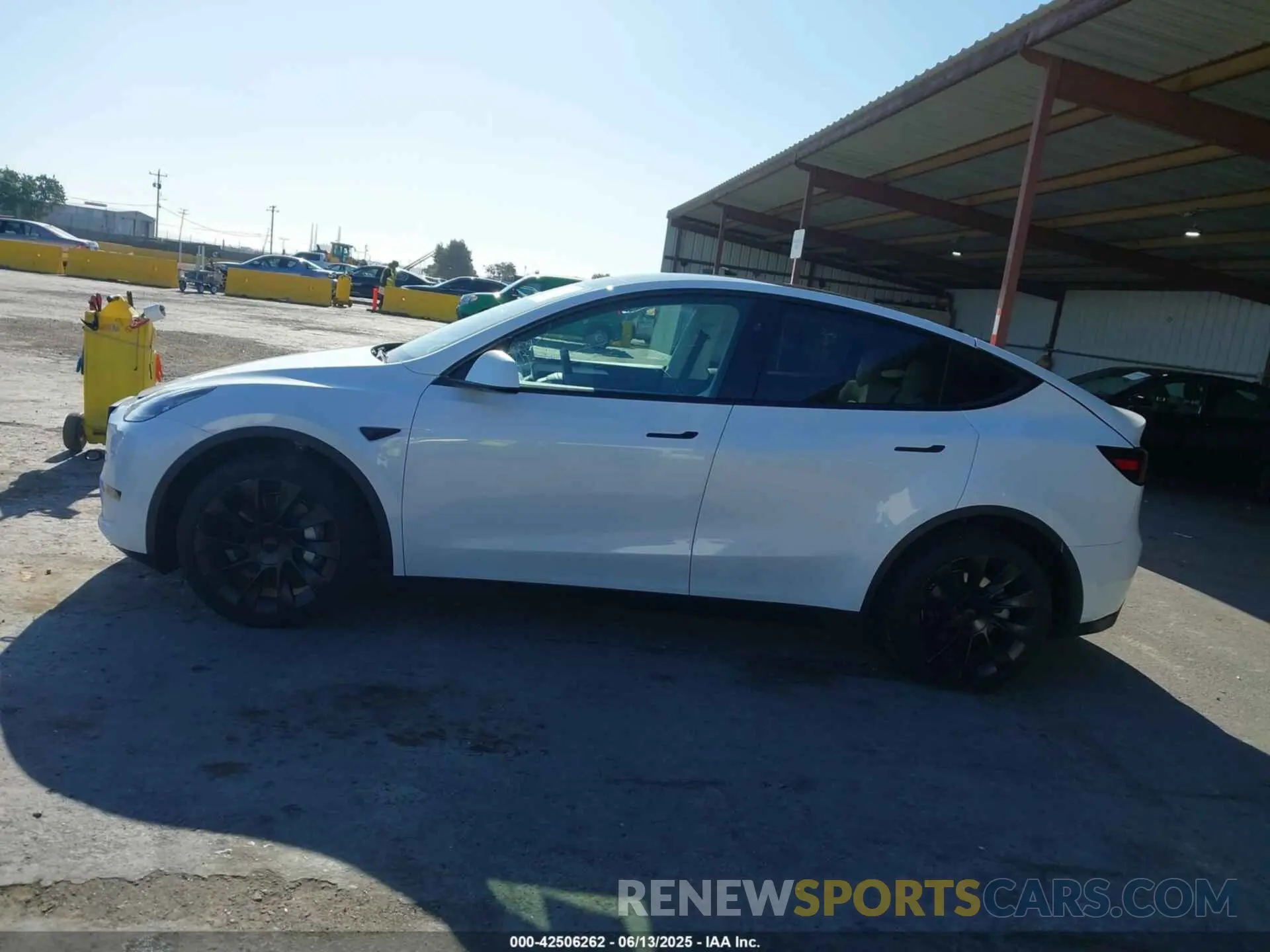 14 Photograph of a damaged car 7SAYGDEE8RF983795 TESLA MODEL Y 2024