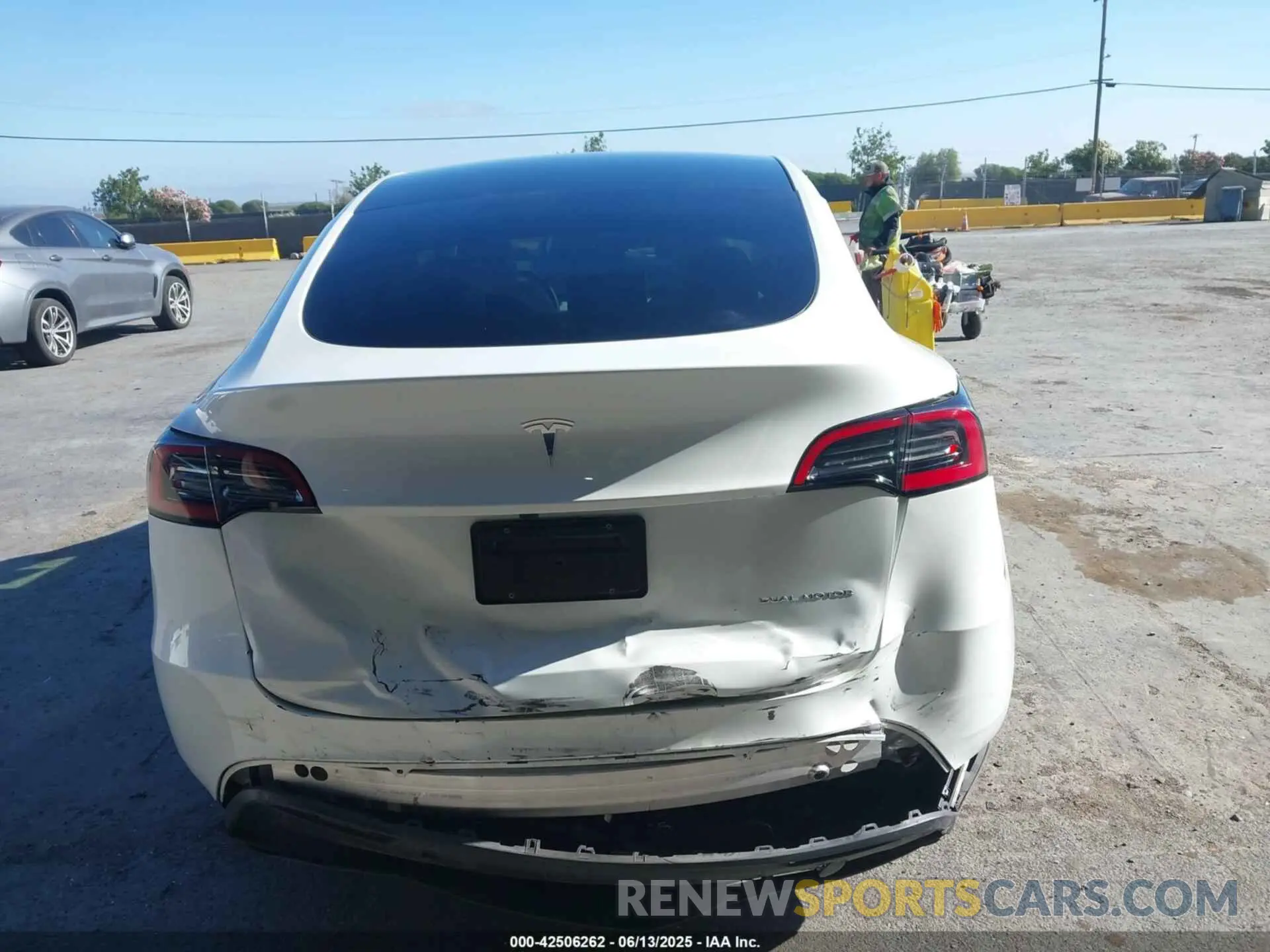 16 Photograph of a damaged car 7SAYGDEE8RF983795 TESLA MODEL Y 2024