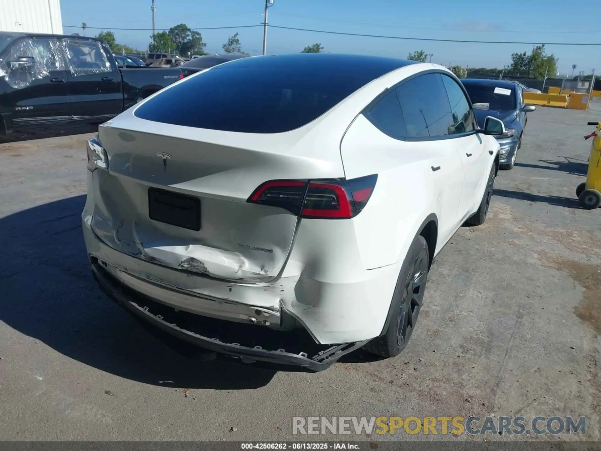 4 Photograph of a damaged car 7SAYGDEE8RF983795 TESLA MODEL Y 2024