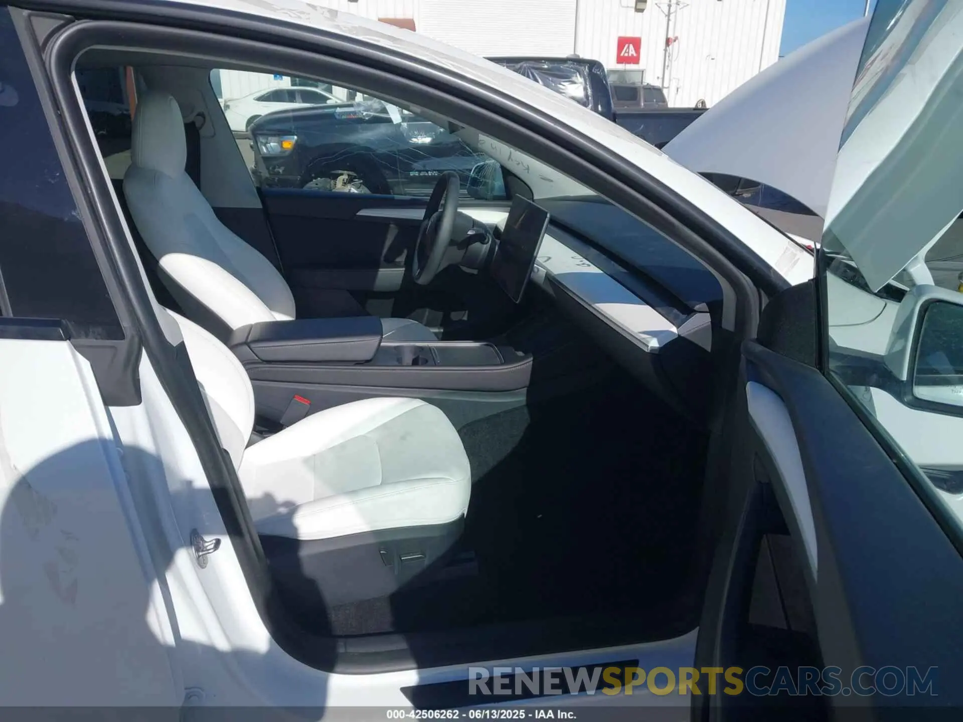 5 Photograph of a damaged car 7SAYGDEE8RF983795 TESLA MODEL Y 2024