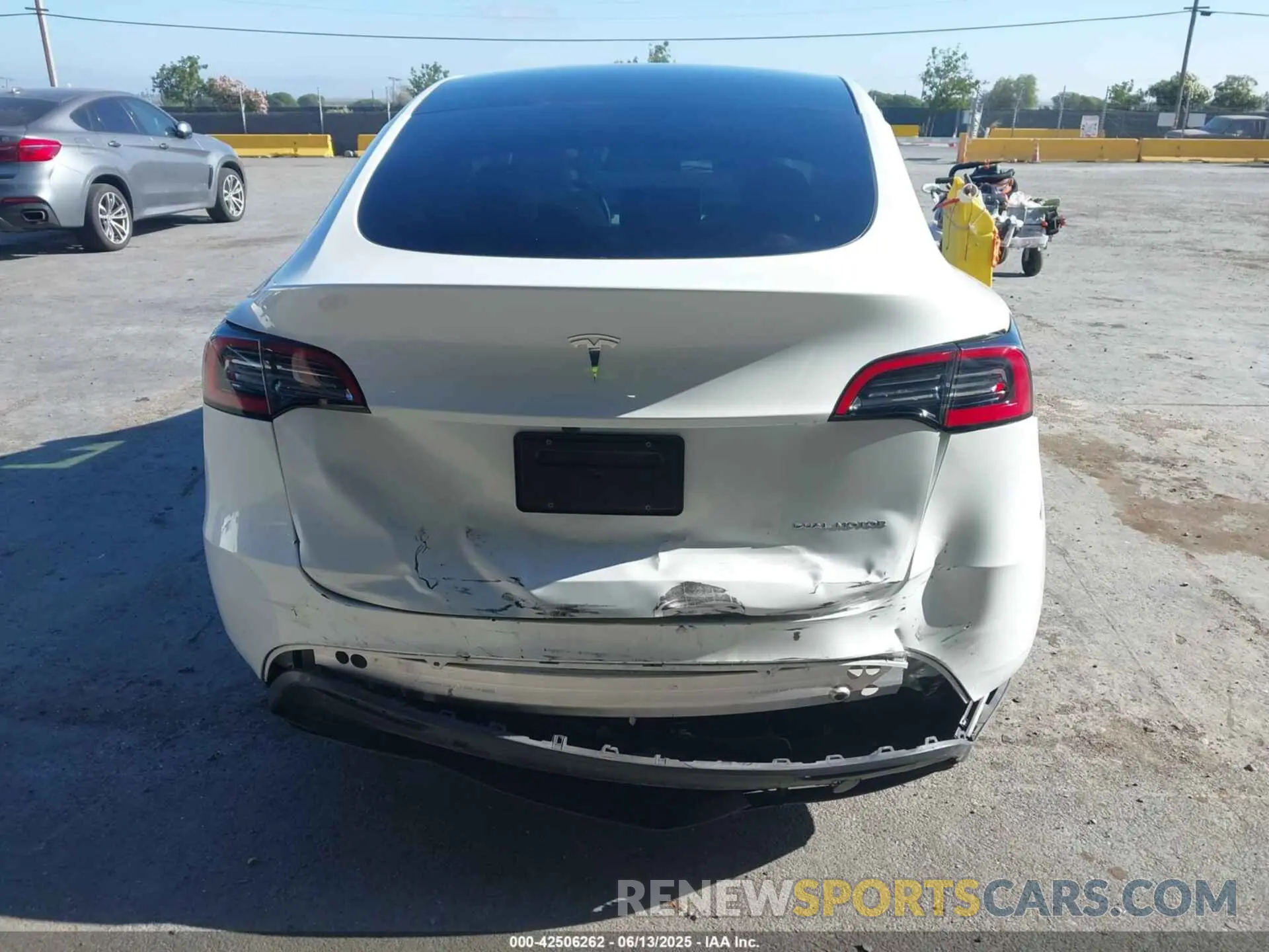 6 Photograph of a damaged car 7SAYGDEE8RF983795 TESLA MODEL Y 2024