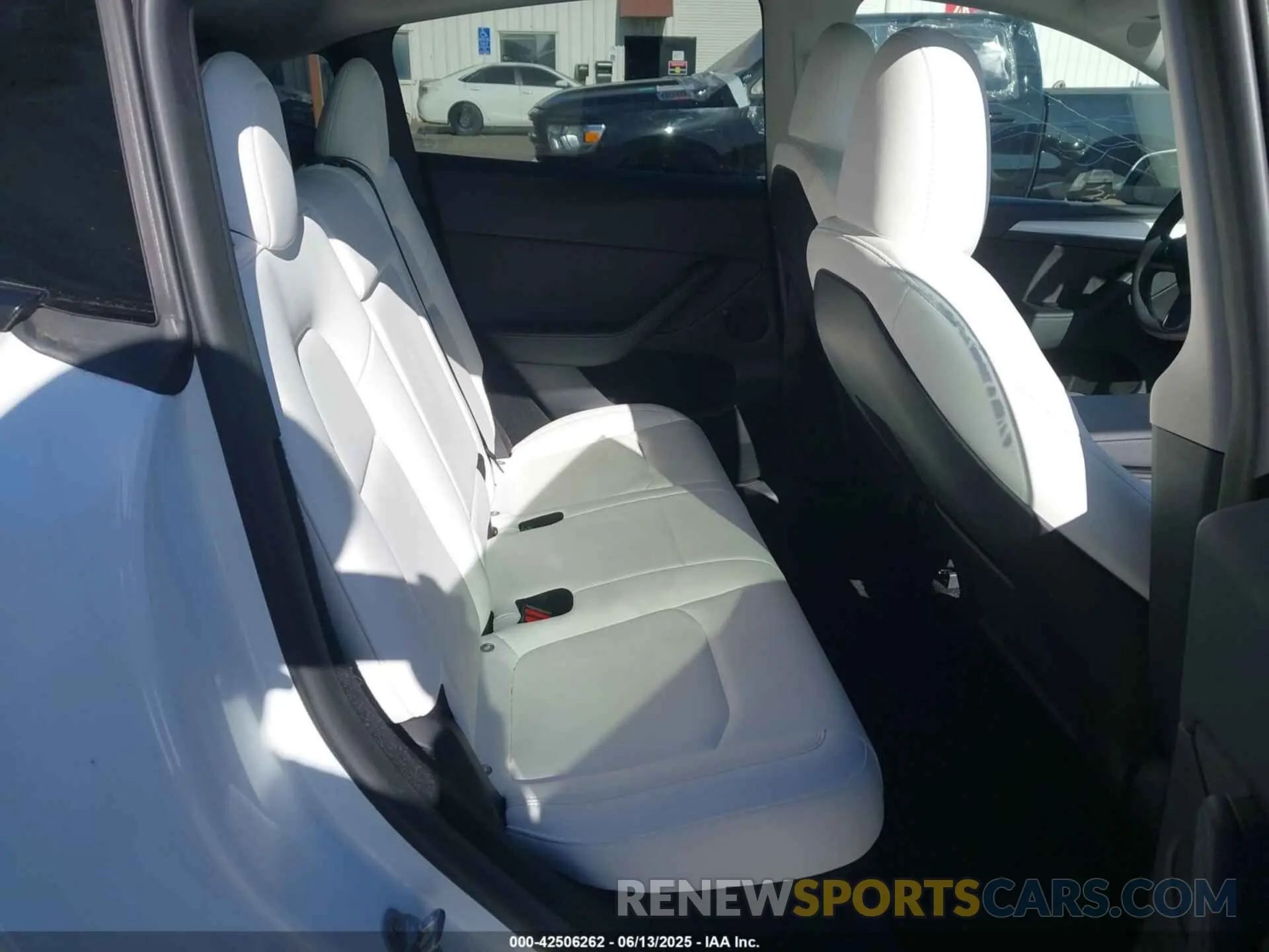 8 Photograph of a damaged car 7SAYGDEE8RF983795 TESLA MODEL Y 2024