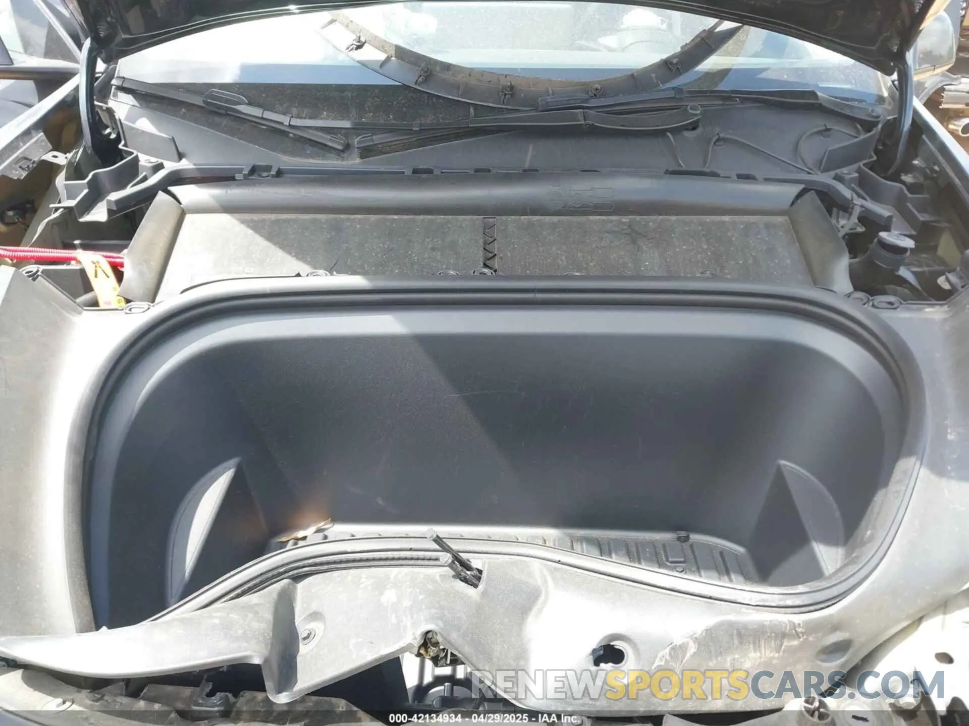 10 Photograph of a damaged car 7SAYGDEE8RF988950 TESLA MODEL Y 2024