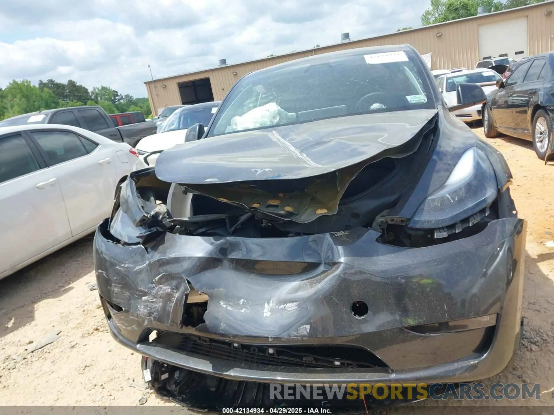 11 Photograph of a damaged car 7SAYGDEE8RF988950 TESLA MODEL Y 2024