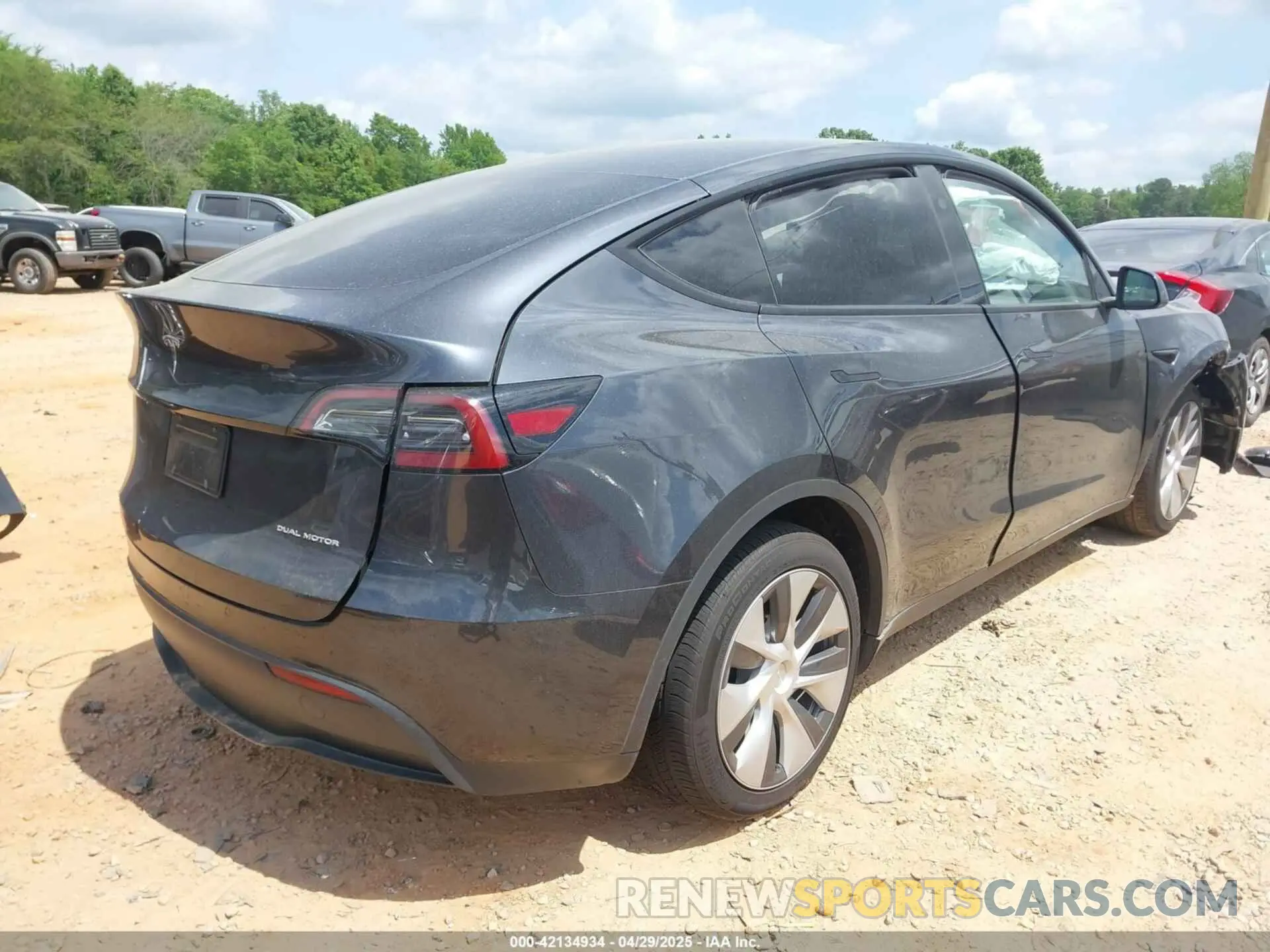 4 Photograph of a damaged car 7SAYGDEE8RF988950 TESLA MODEL Y 2024