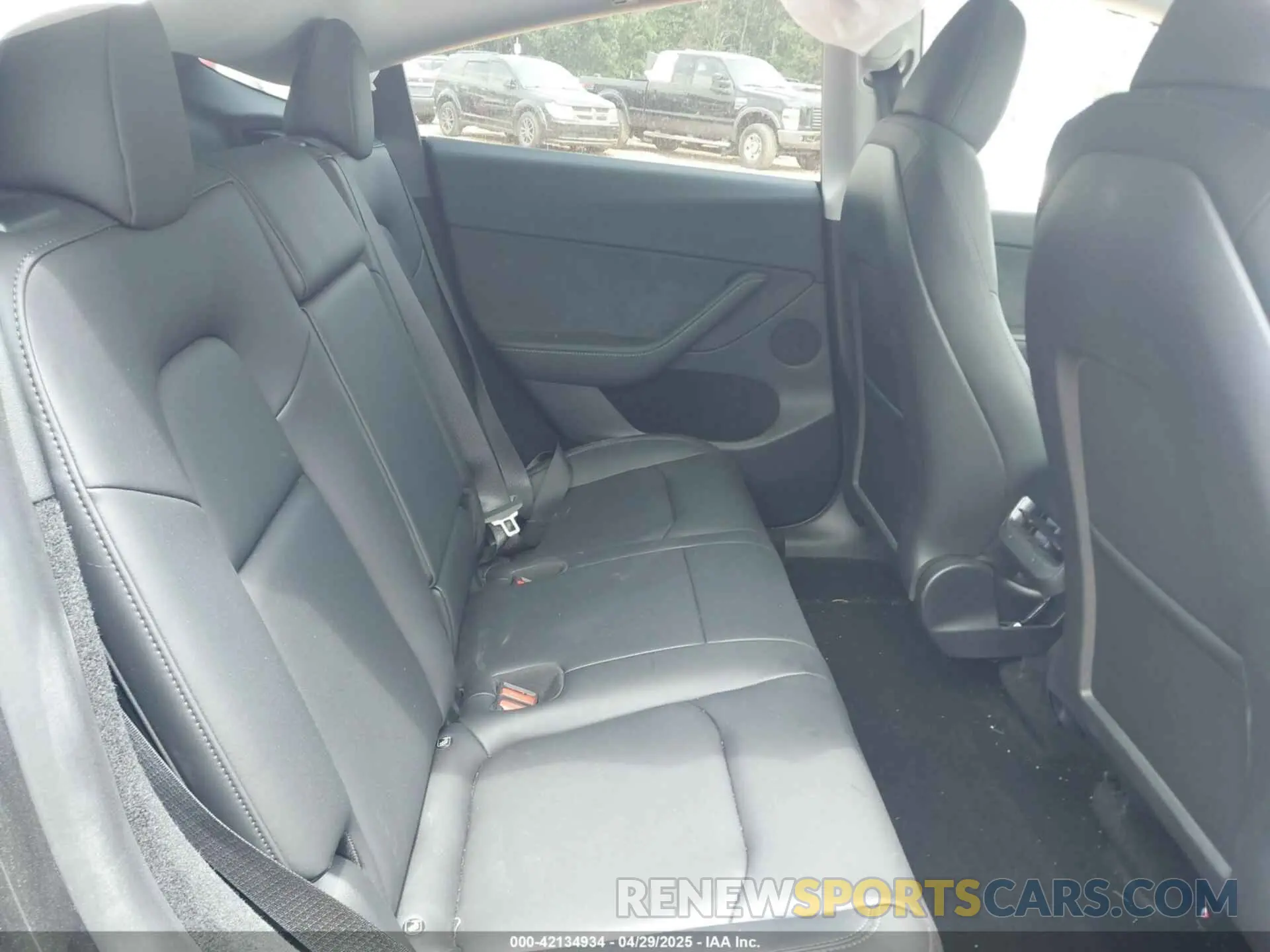 8 Photograph of a damaged car 7SAYGDEE8RF988950 TESLA MODEL Y 2024