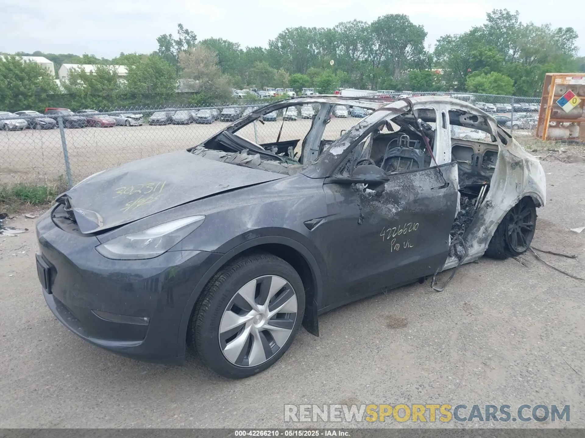 2 Photograph of a damaged car 7SAYGDEE8RF991377 TESLA MODEL Y 2024
