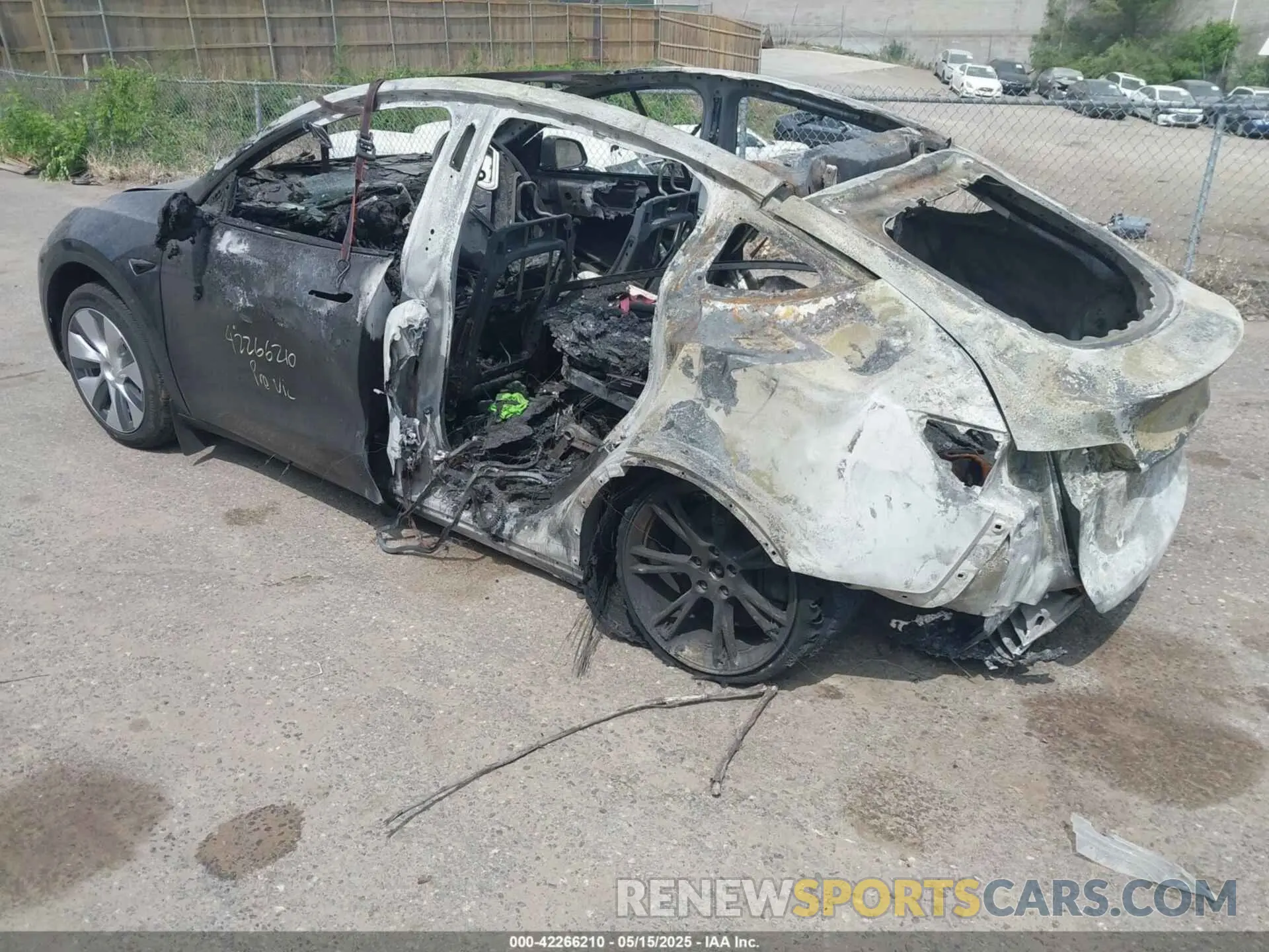 3 Photograph of a damaged car 7SAYGDEE8RF991377 TESLA MODEL Y 2024