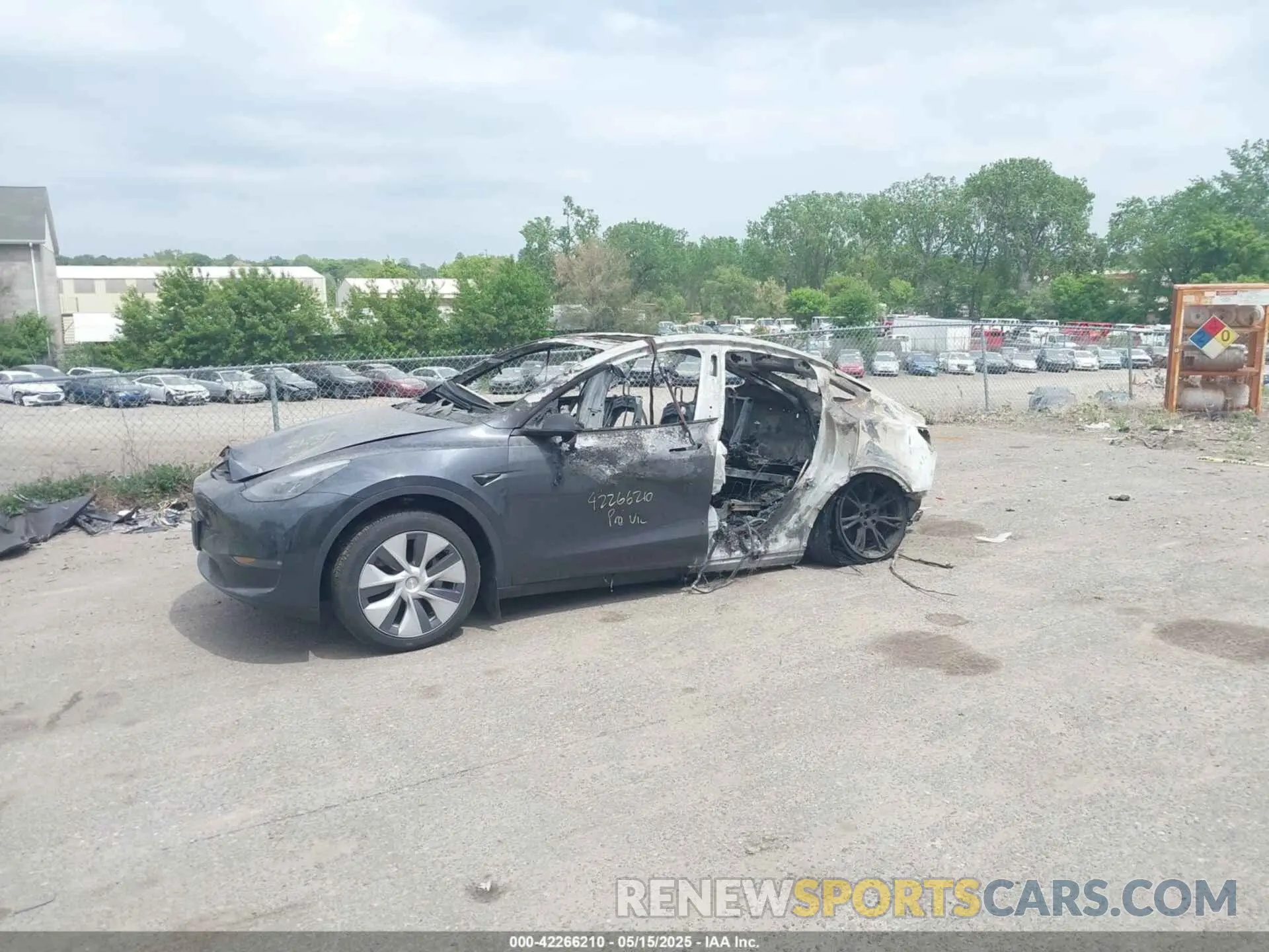 6 Photograph of a damaged car 7SAYGDEE8RF991377 TESLA MODEL Y 2024