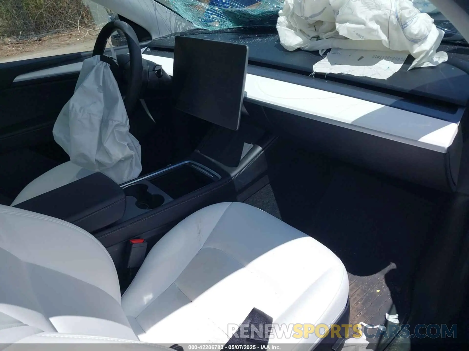 5 Photograph of a damaged car 7SAYGDEE9RA219631 TESLA MODEL Y 2024