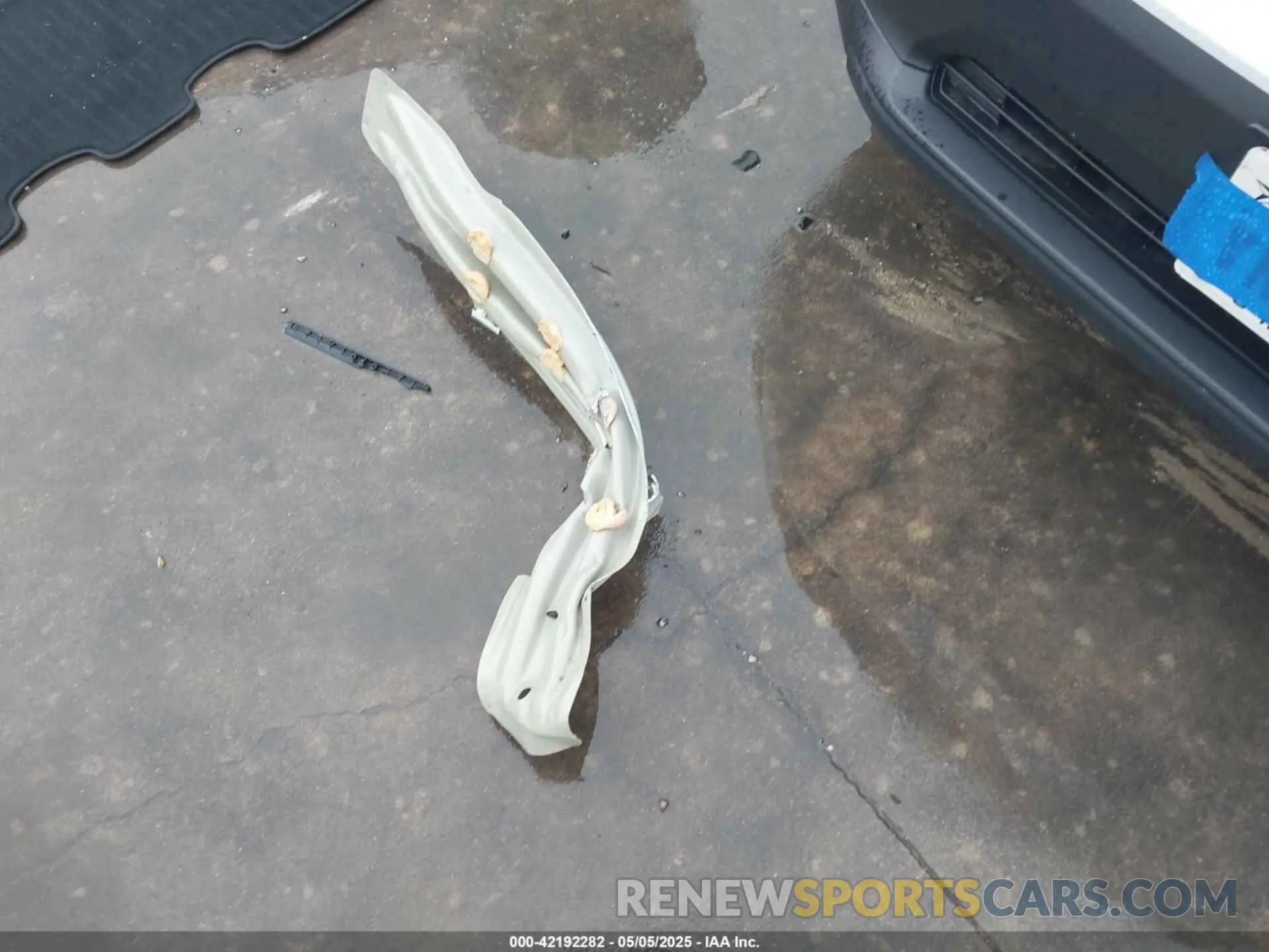 11 Photograph of a damaged car 7SAYGDEE9RA221573 TESLA MODEL Y 2024